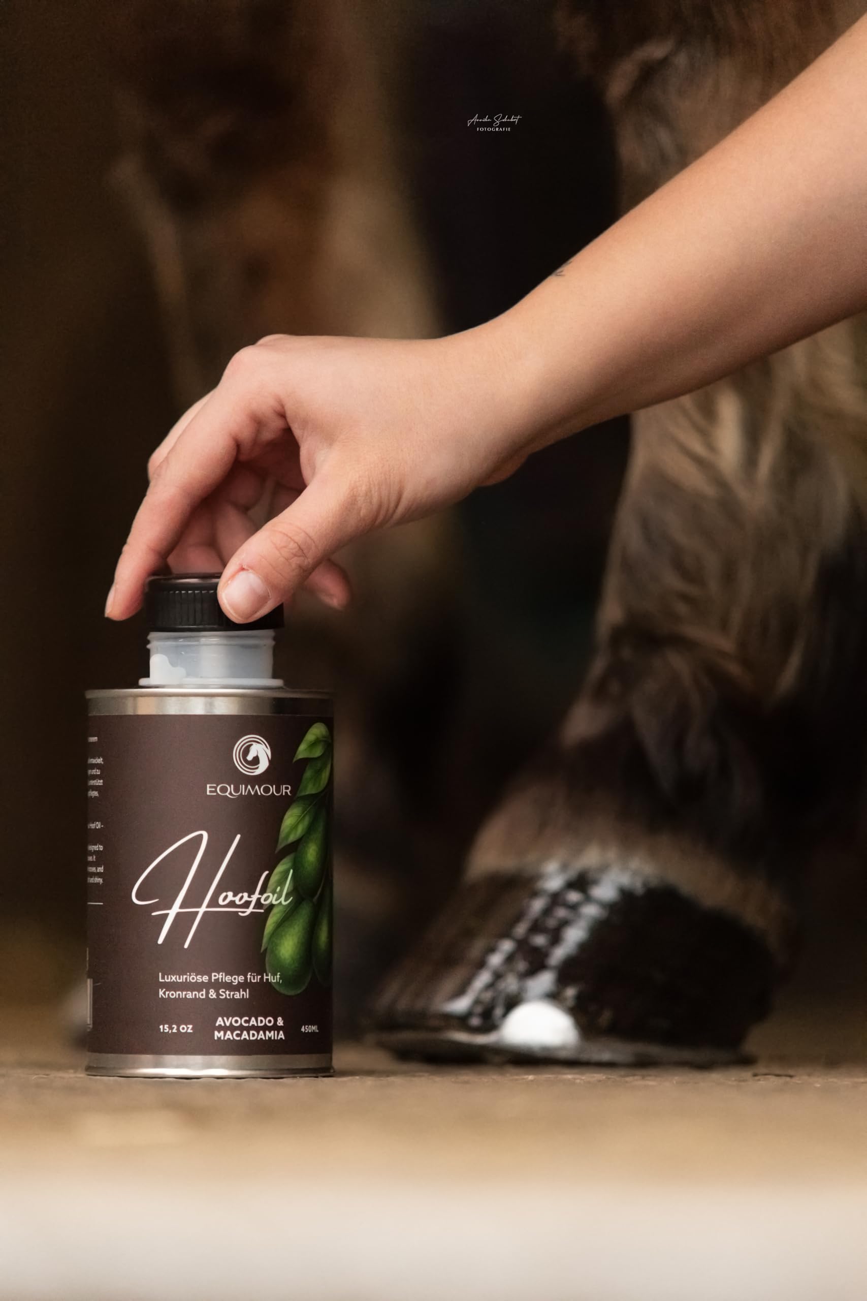 Aceite para pezuñas con pincel para caballos, aguacate y macadamia, cuidado de pezuñas con vitamina E, para pezuñas, borde de corona y chorro, brillo natural y aspecto bien cuidado, 450 ml