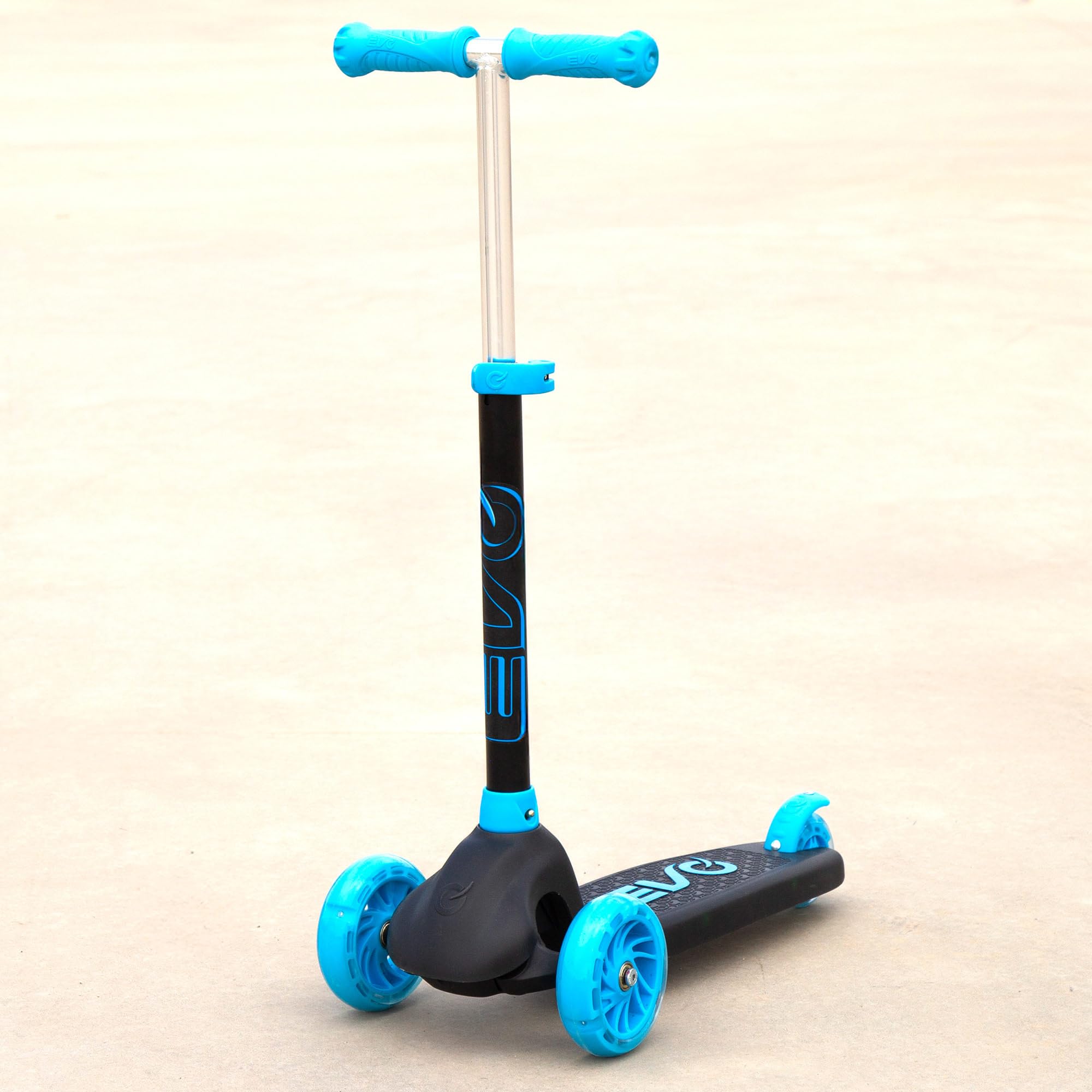 ColorBaby EVO Monopattino a 3 ruote, nero e blu, luci a LED, manubrio regolabile, base antiscivolo, freno posteriore, peso massimo 50 kg, Giocattoli per bambini 3 anni, Monopattino per bambini (54337)