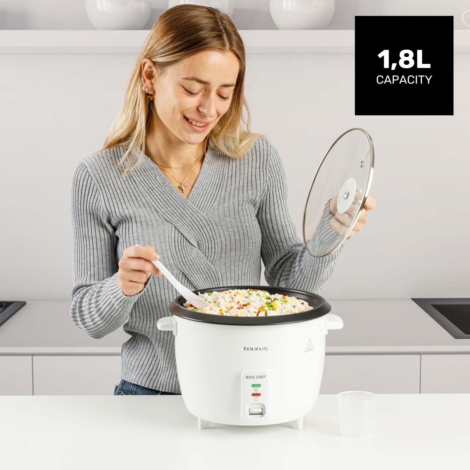 Taurus Rice Chef - Arrocera. 700W. Capacidad 1.8L. Revestimiento antiadherente. Función de cocción y mantenimiento del calor. Accesorio cocción al vapor. Blanco