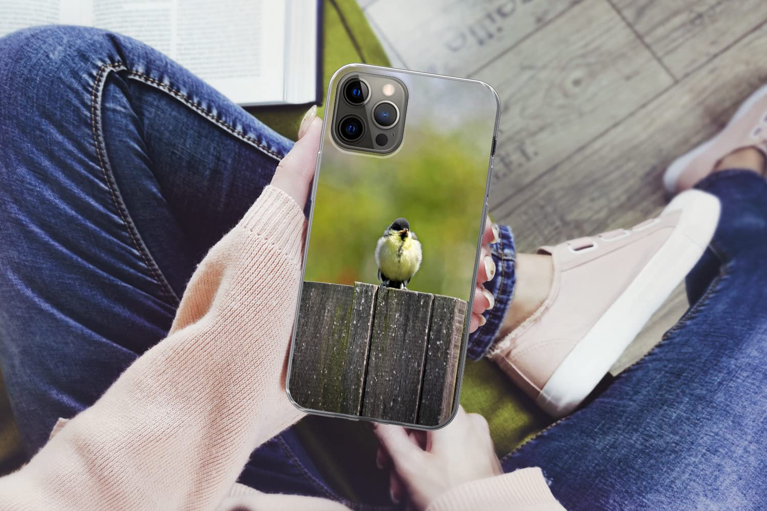 MuchoWow Funda para iPhone 13 Pro - Tres jóvenes Tetas Grandes sentadas en una Valla - Funda de Silicona/Funda Blanda para teléfono móvil