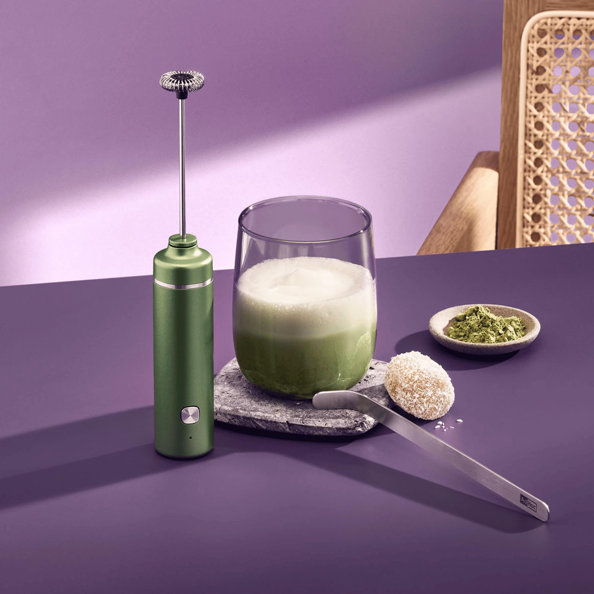 AdHoc Chado Set 3-tlg. – Matcha-Genießer-Set mit elektrischem Milchaufschäumer, mundgeblasenem Glas & Matcha-Löffel aus Edelstahl – USB-C wiederaufladbar
