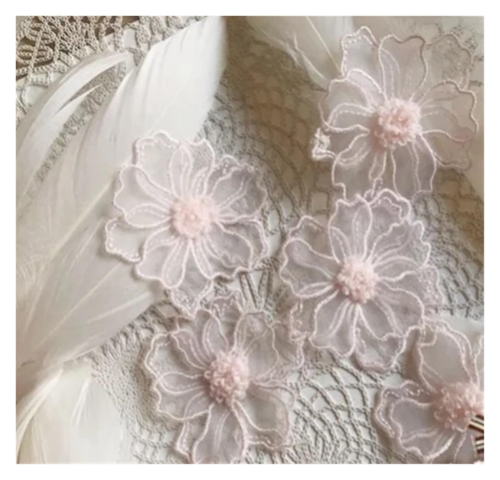 Applique de dentelle brodée 3D pour réparer un tissu abîmé ou sublimer une robe de fête