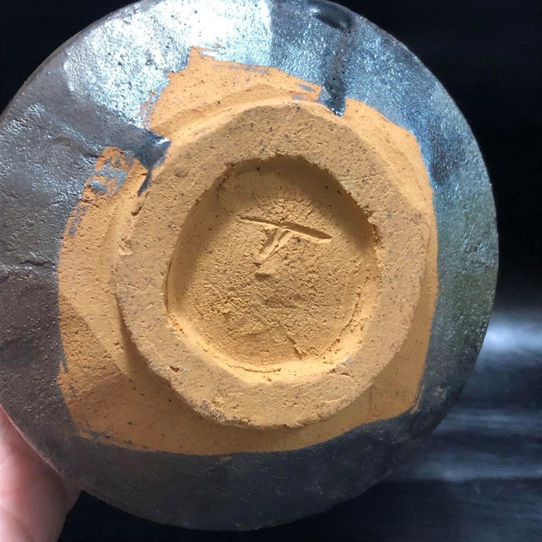 美しい古美術 蔵から謎の光を放っている大きな抹茶茶碗が