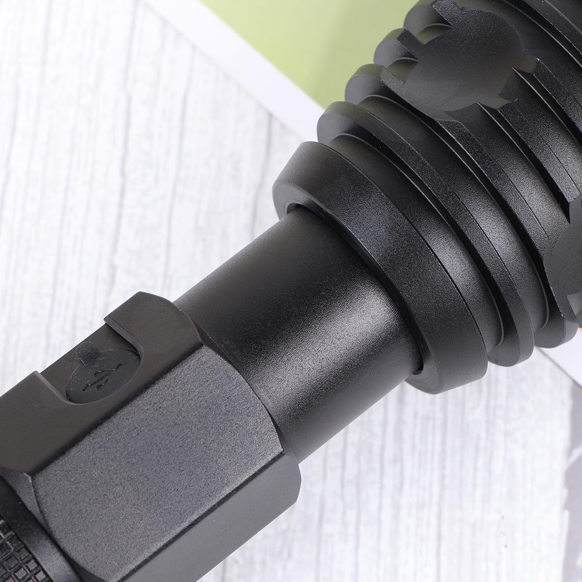 Torcia LED Ricaricabile USB con Display Batteria, Zoom Telescopico, Lega di Alluminio, Nera, per Emergenze e Campeggio, P90 Potente