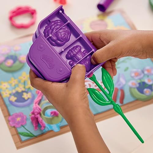 Miniatura 12 de Play-Doh Flower Shop Playset, 27 accesorios de juguete de jardín, artes y manualidades para niños, 3+