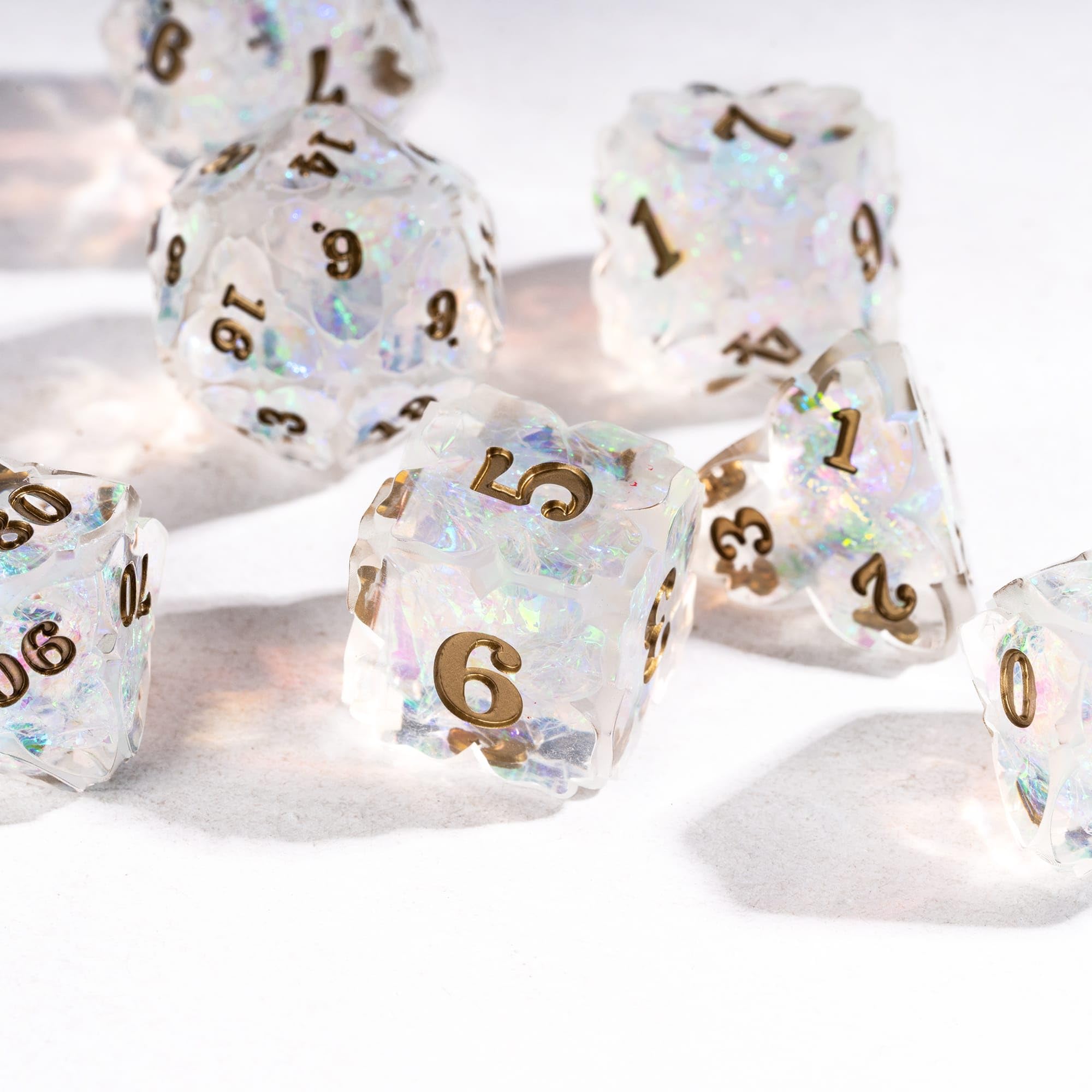 Cusdie Sharp Edge - Juego de 7 dados de trébol DND D&D D20 D12 D10 D8 D6 D4, juego de dados poliédricos hechos a mano para juegos de rol y otros juegos de mesa (transparente)