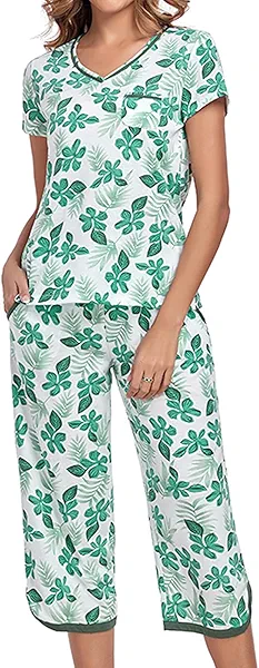 JRYNOEU Two Piece Outfits Womens Pajamas Short Sleeve Sleepwear Tops and Capri Pants Pjs Print Pajama Sets