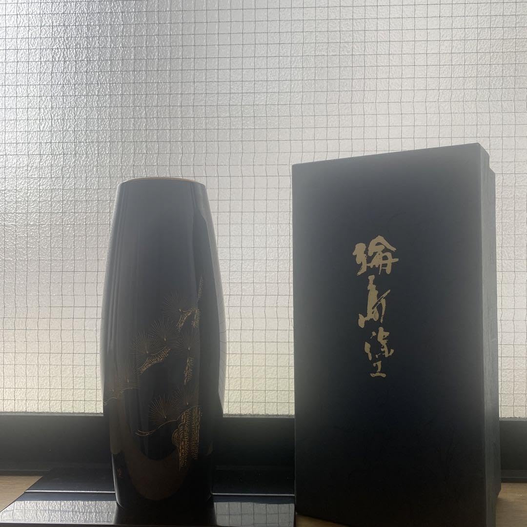 輪島塗　曽根工芸　杉山暁子デザイン　花器　老松沈金　漆 Amazon.co.jp: 輪島塗 曽根工芸 杉山暁子デザイン 花器 老松沈金 漆