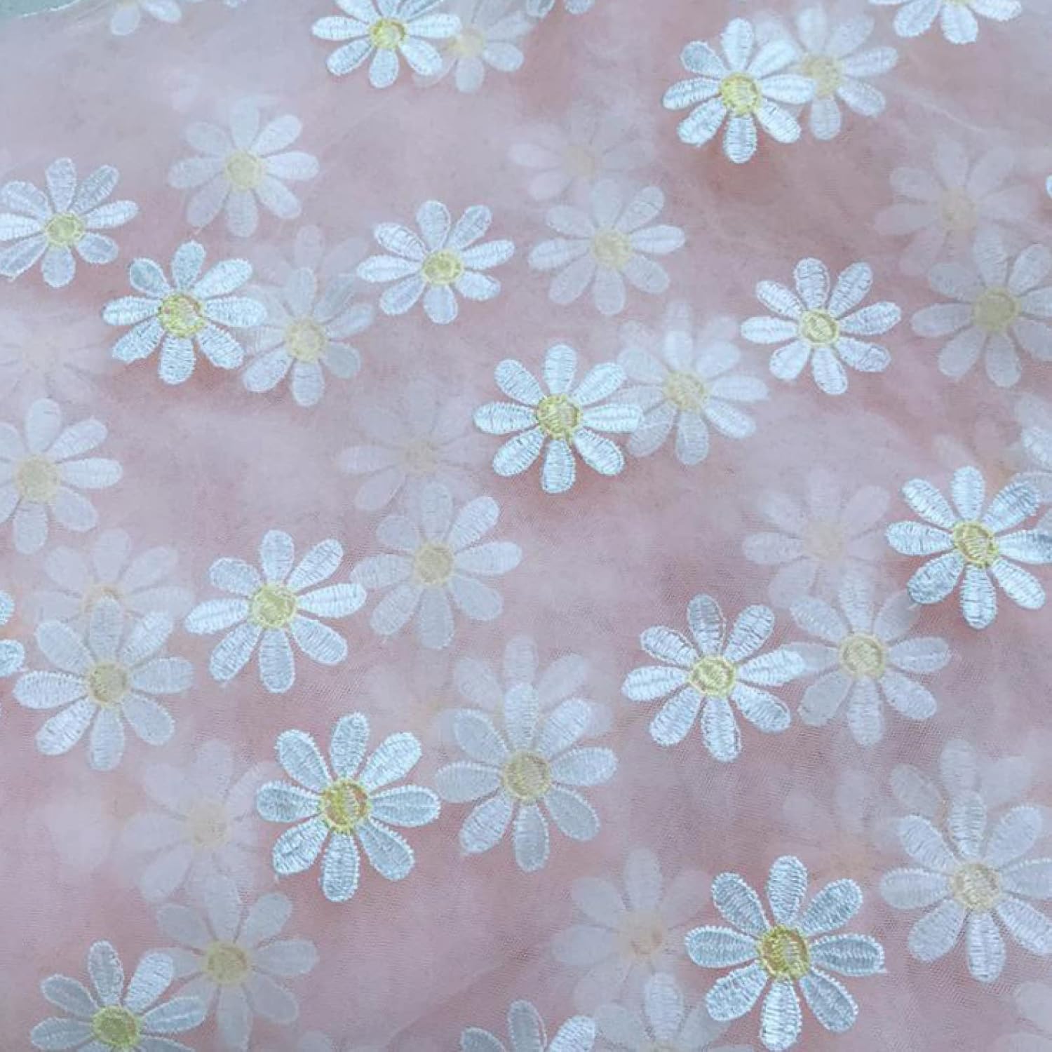 Tissu de tulle brodé fleurs marguerite en polyester
