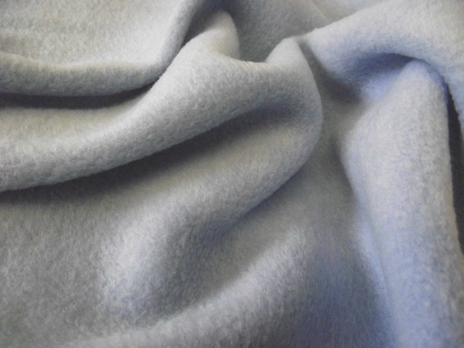 Tissu en polaire antibouloches bleu au mètre pour couverture et surpyjama
