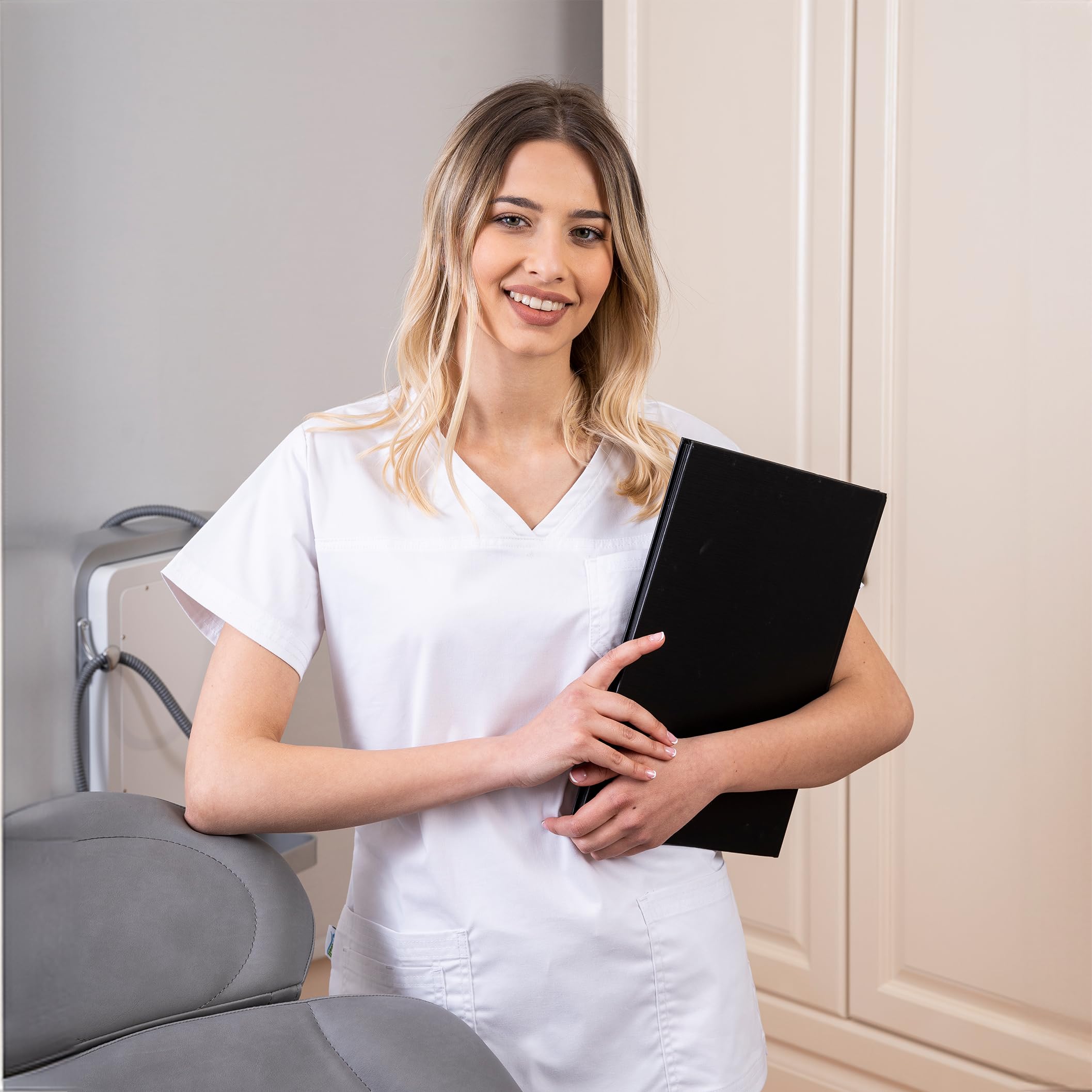 B-well Andrea Casacca Medico Donna Divisa Infermiere Donna a Maniche Corte Divise Sanitarie Casacca da Donna con Scollo a V e 2 Tasche