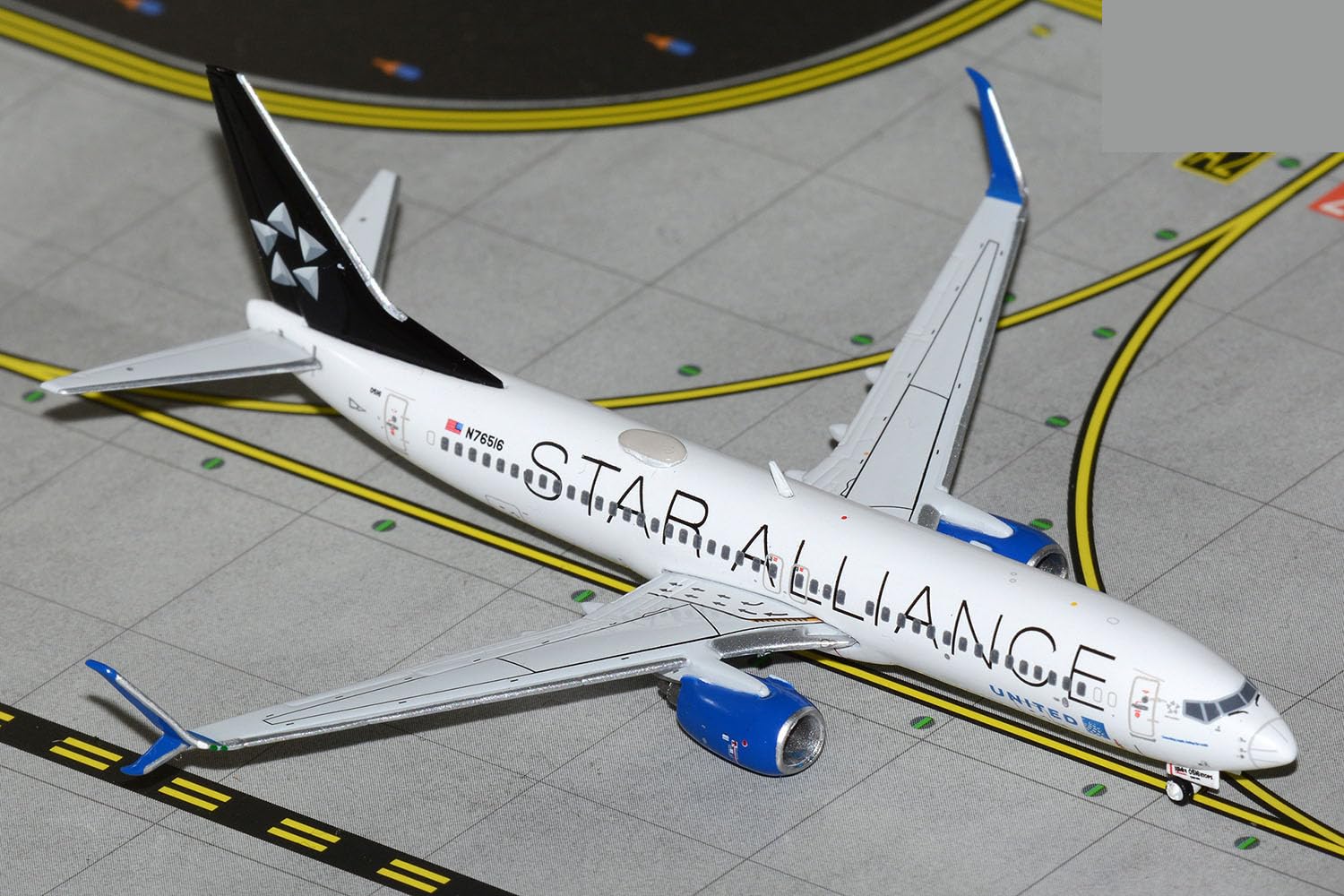 Amazon.com: GeminiJets United Airlines Boeing 737-800W Star