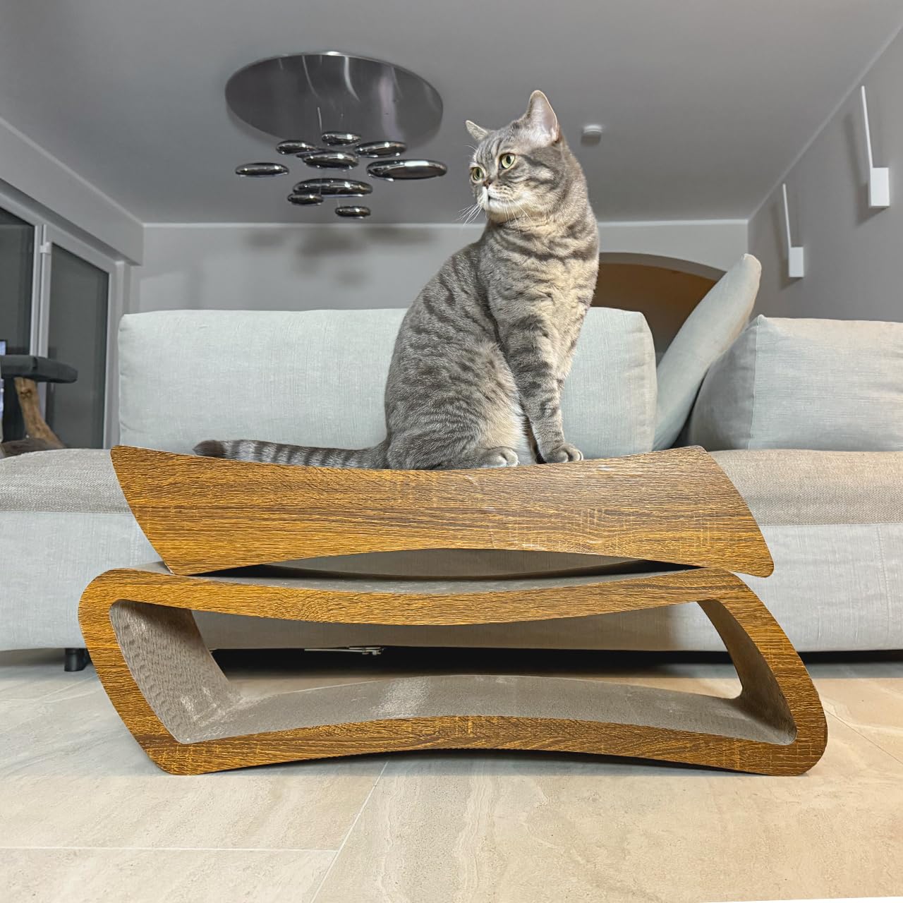 CanadianCat Company | Kratzbrett Eclipse für Katzen - 84 x 24 x 23 cm - doppelseitig nutzbar - stabile Wellpappe - Holzoptik Walnuss - Kratzmöbel & Liegeplatz