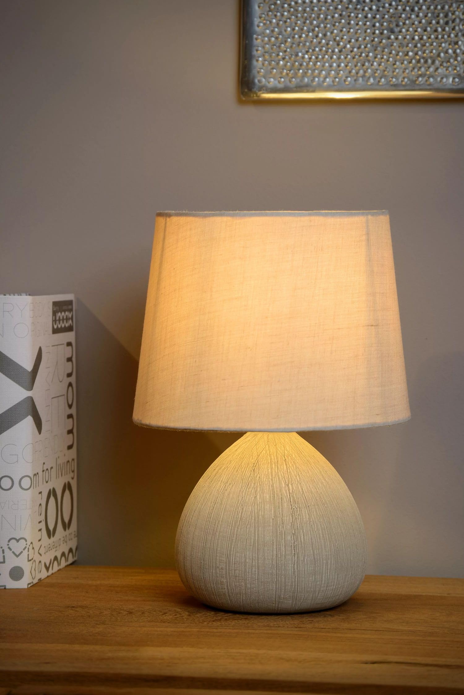 Licht-Erlebnisse Nachttischleuchte Keramik Stoff Beige Schlafzimmer Wohnzimmer Büro 26 cm klein E14 bis 40 W Modern wohnliche Tischlampe blendarm OPIRE