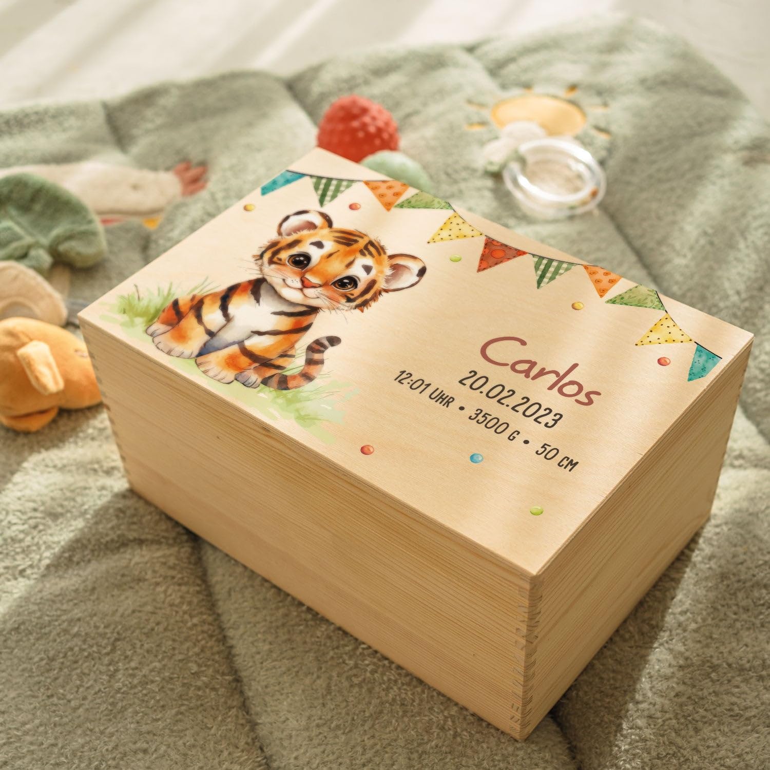 GRAVURZEILE Erinnerungskiste für Babys - Partytiere Tiger - Personalisiert mit Name & Datum - Holzkiste für Mädchen & Jungen - Geschenk für Baby zur Geburt - Erinnerungsbox für Neugeborene