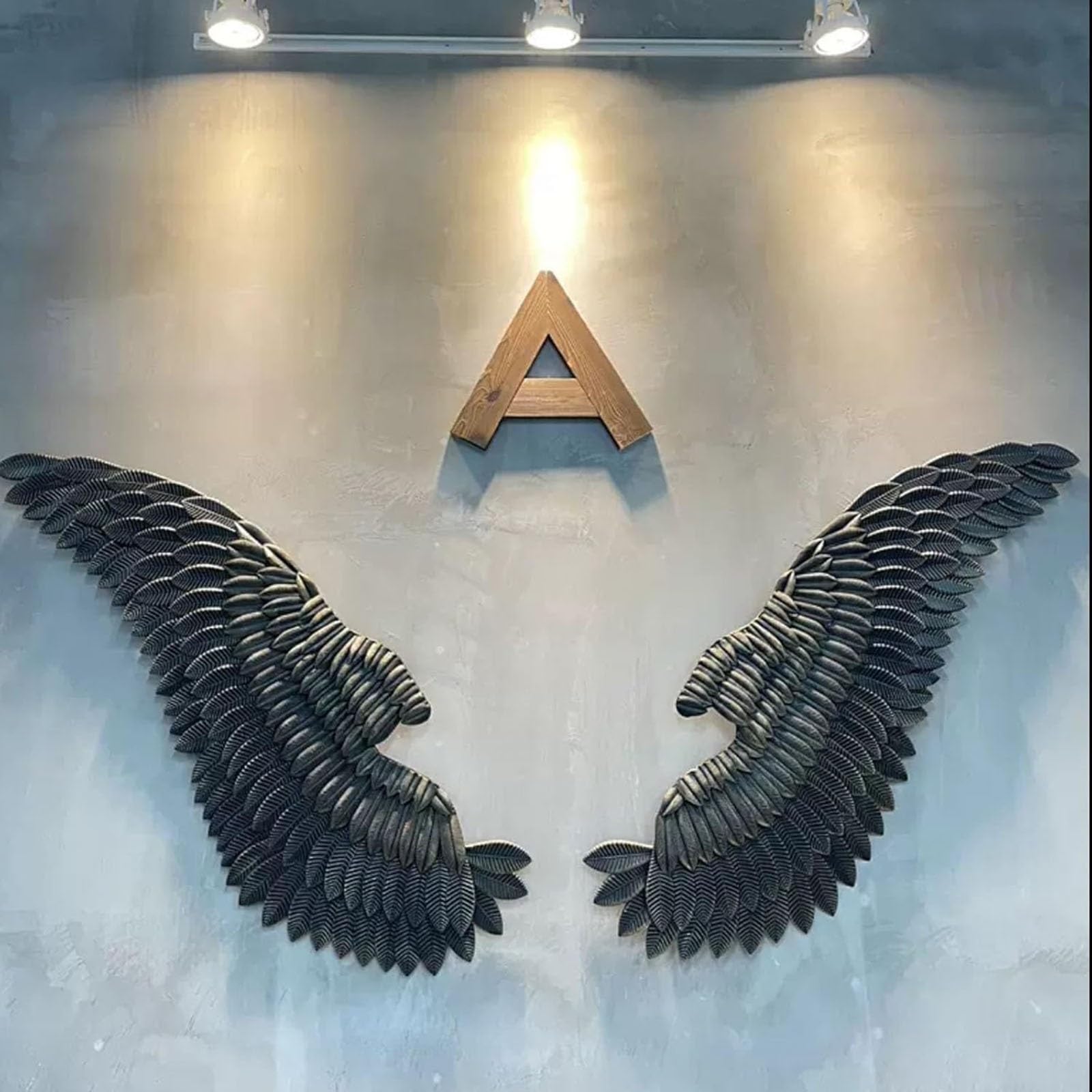 Ailes d'ange en métal grande sculpture murale au design poétique et chic