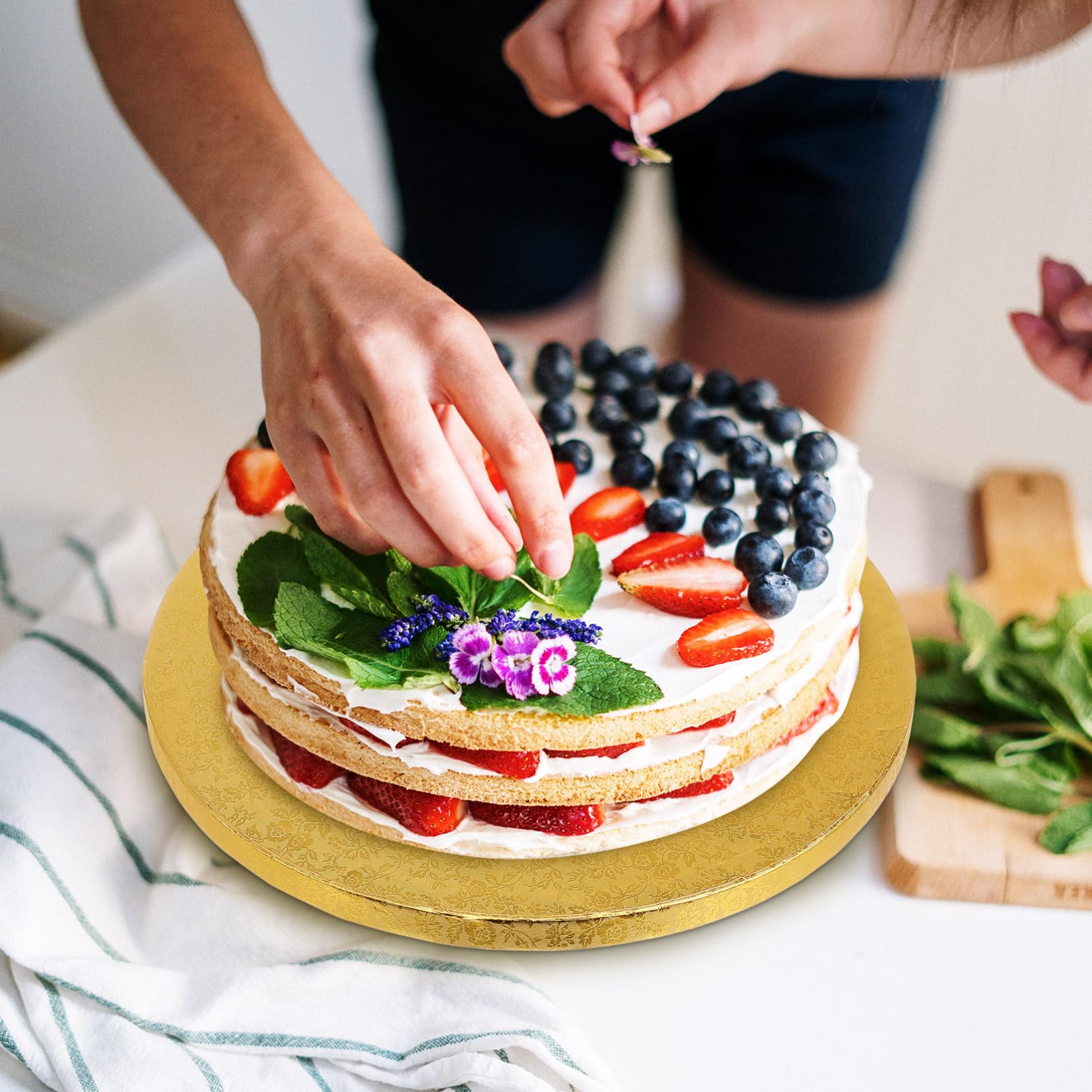 Ciieeo Plateaux à Gâteaux Ronds Support Stable et Transport Sécurisé Lot de 10 en Carton Ondulé Doré pour Anniversaires et Réunions