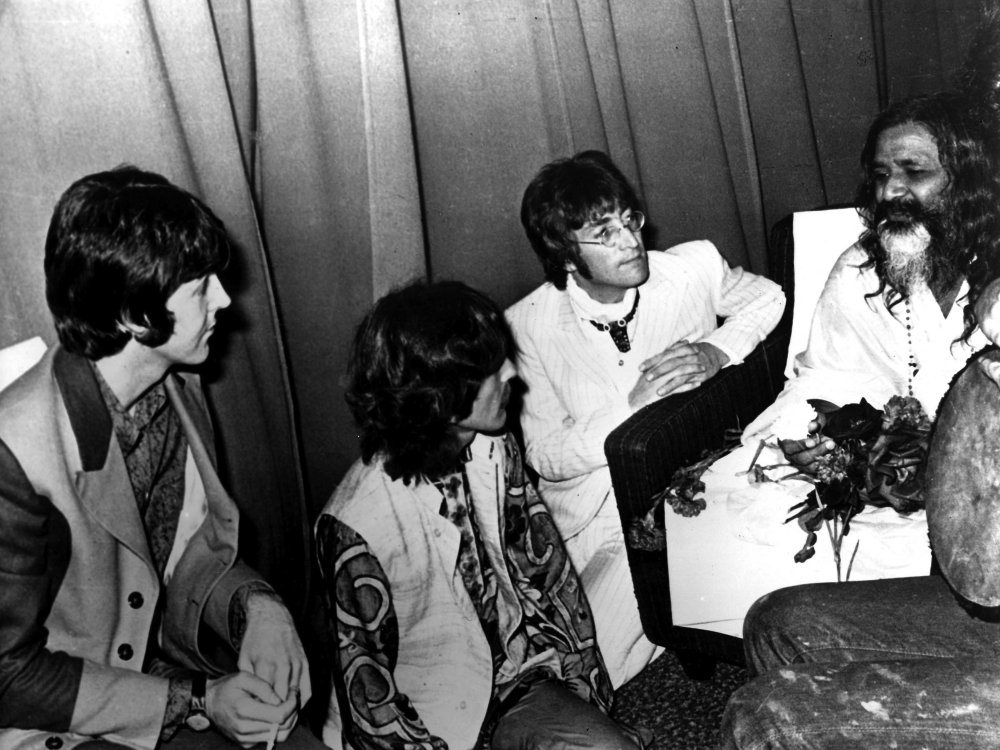 The Beatles sitting with Maharishi Mahesh Yogi Photo Print (10 x 8)