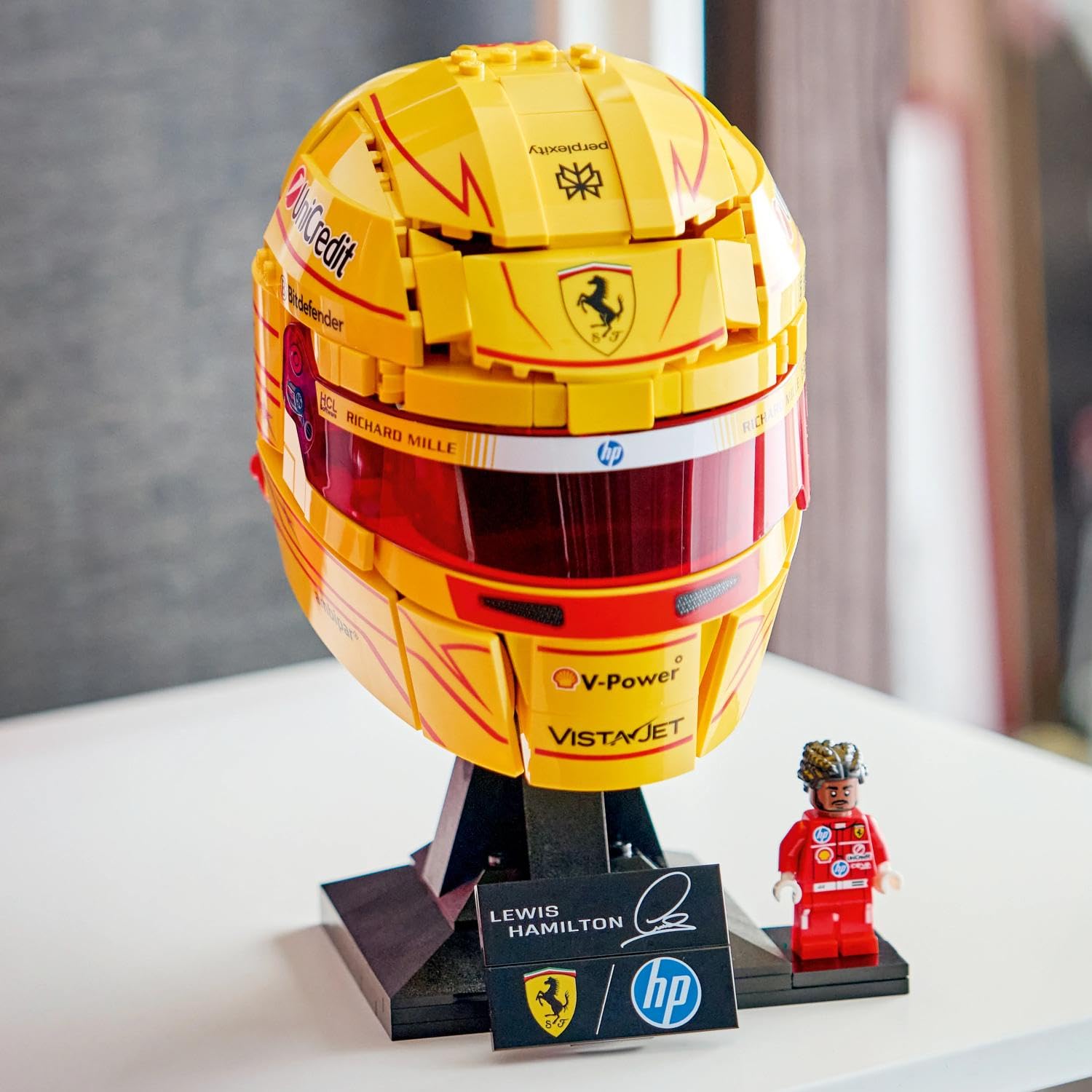 LEGO Editions Scuderia Ferrari HP Casque de Lewis Hamilton - Produit F1 - Maquette avec Minifigurine Collector - Décoration Intérieure - Cadeau pour Garçon dès 14 Ans et Adulte Fan d'Automobile 43022