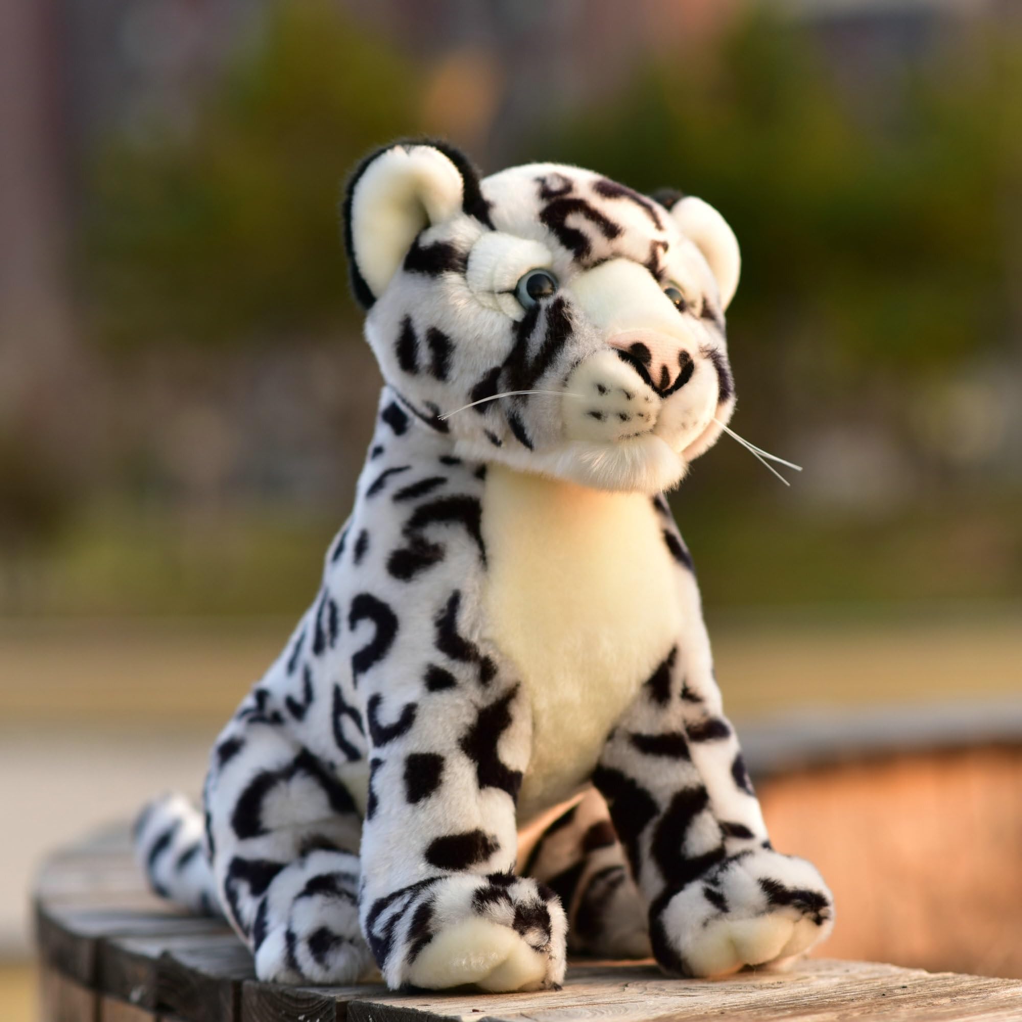 Realistico peluche leopardo delle nevi, animale farcito maculato