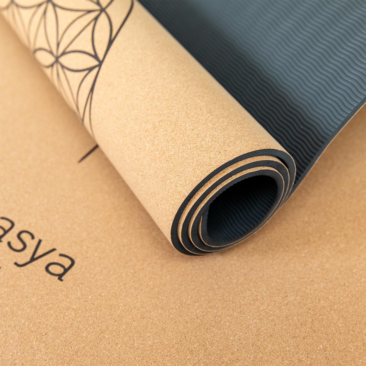 Leichte Yogamatte aus Kork & TPE | rutschfest & dämpfend | 183 x 61 x 0,6 cm | inkl. Tragegurt & Fixiergurt