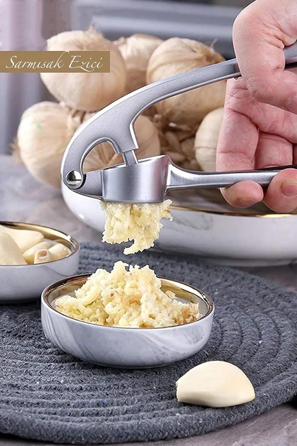 Garlic Press, Stainless Steel Garlic Mincer, Manual Garlic Crusher, Easy to easy to wipe Kitchen Tool