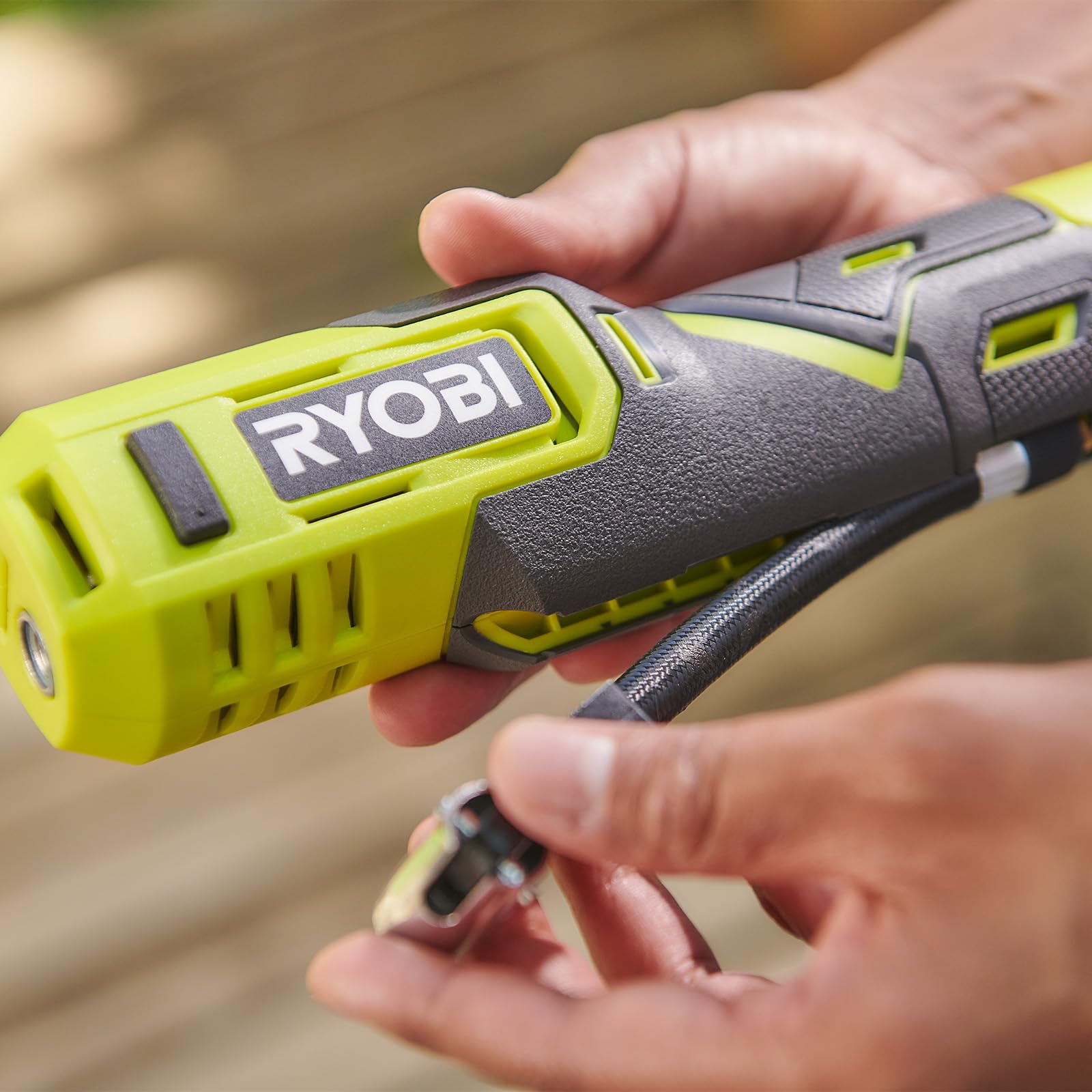 Ryobi Gonfiatore a Batteria 4V USB Lithium con Batteria 2,0Ah e Caricabatterie Inclusi, Pressione fino a 6,9 bar / 100 PSI, Display LCD Digitale, Luce LED, per Auto e Bici, RI4-120G