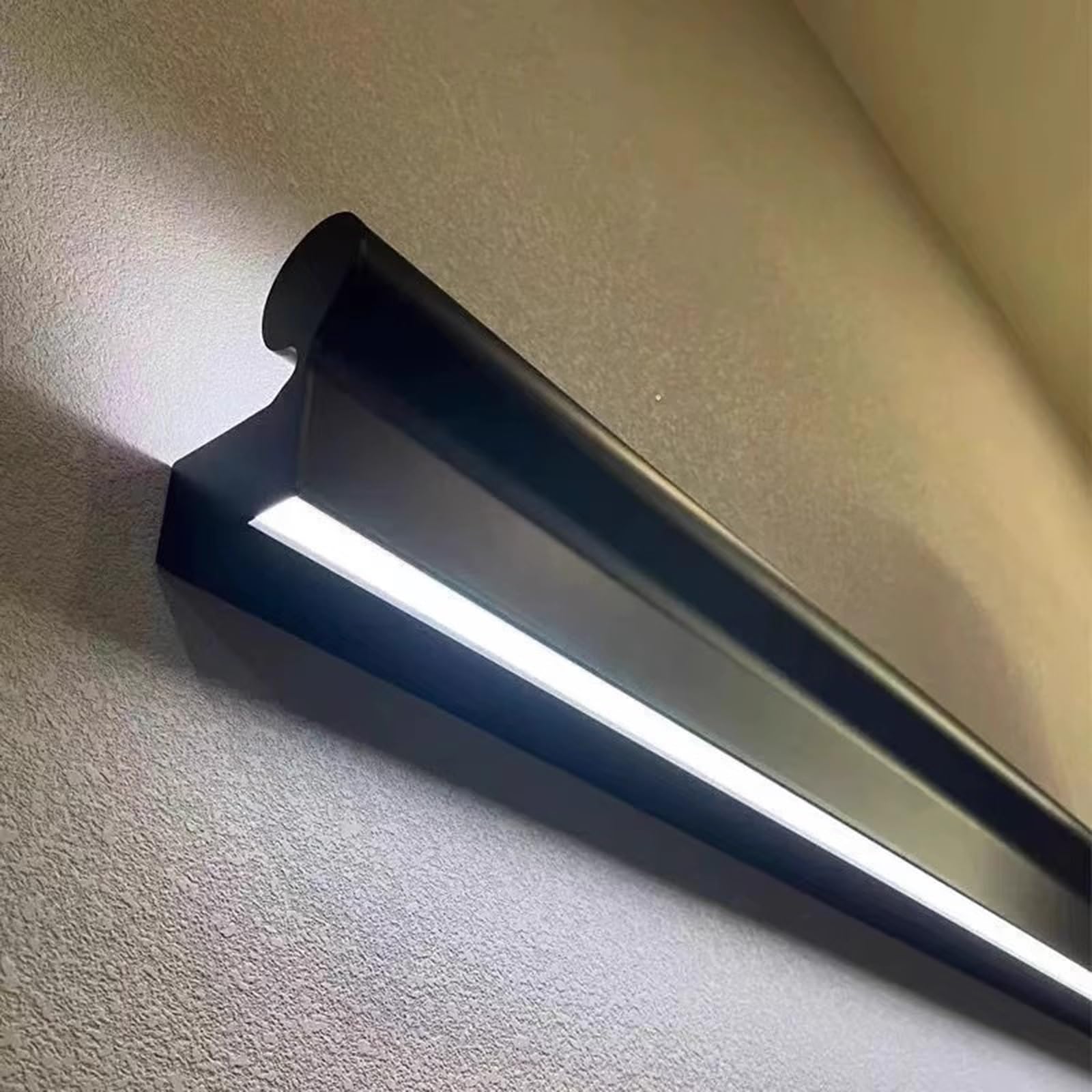 Main courante escalier LED pour sécuriser la descente de cave obscure