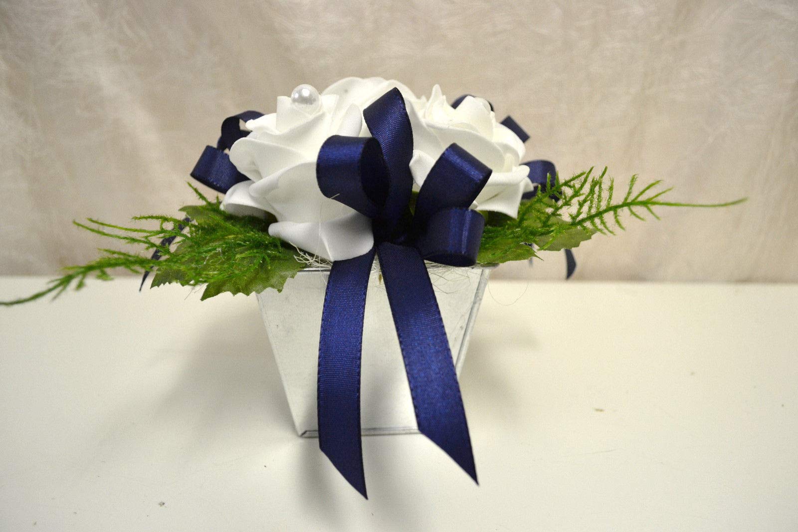 Generisch Tischdeko weiß blau Kunstblumen Rosen Blumen Gesteck Hochzeit Taufe Kommunion