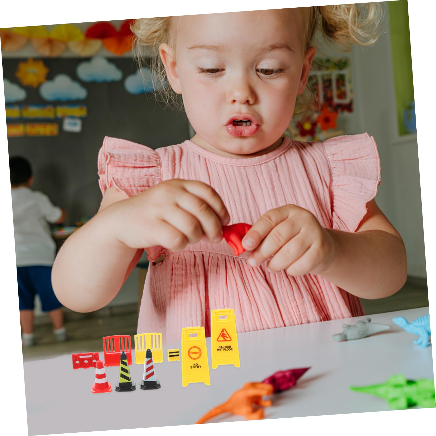 BESTonZON Simulationsverkehrszeichen und Miniaturbarrikade aus Kunststoff Realistisches Kinder Spielzeug zur Verkehrsbildung Bunt Leicht für Eltern Kind Interaktion im Lernumfeld