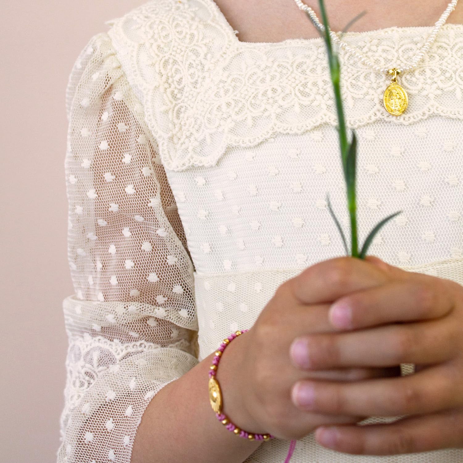 Collar religioso mujer - Medalla de la Virgen Milagrosa - Disponible en piedras naturales y plata de ley.