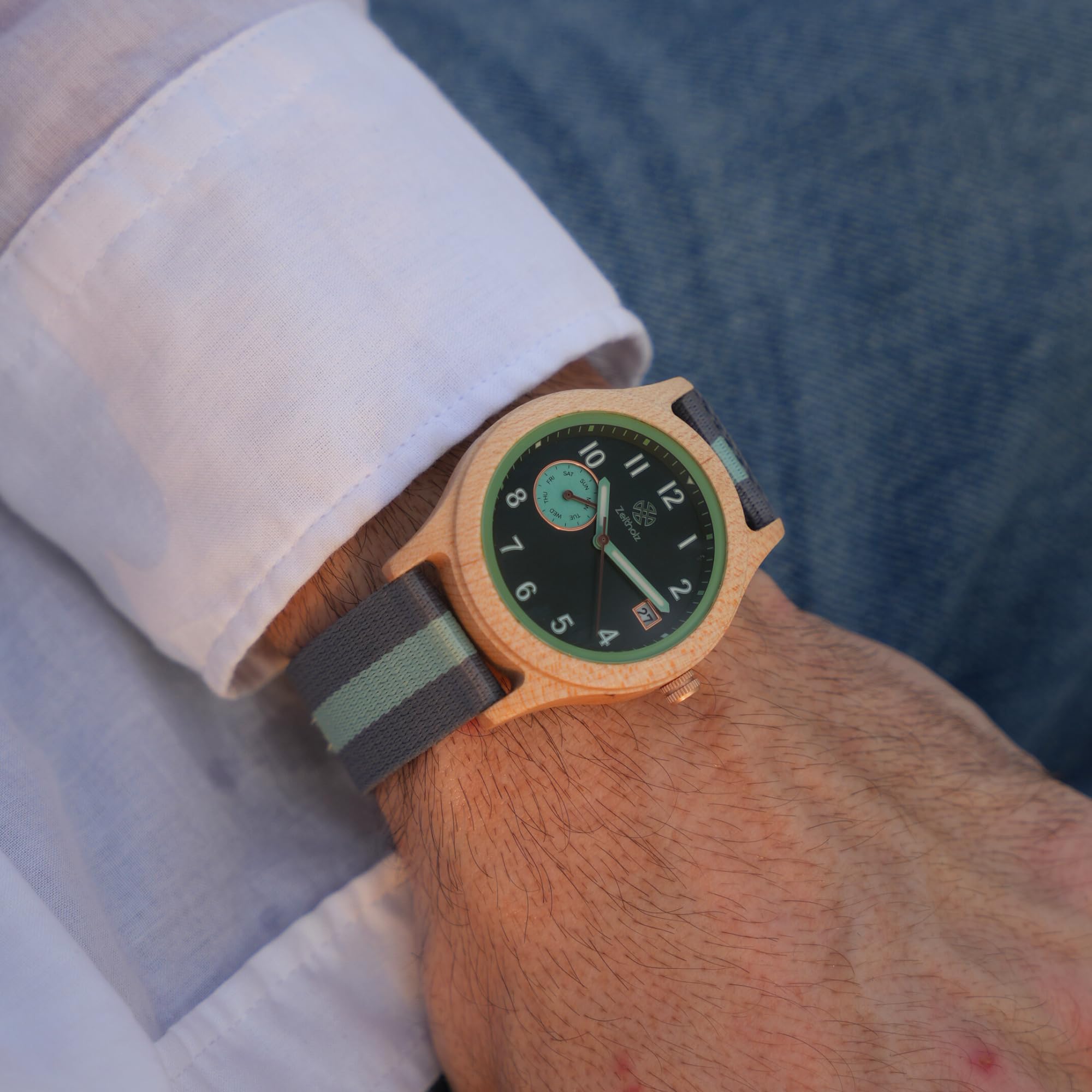 Orologio da uomo in legno Thum - cassa in legno 40 mm - calendario mensile - lancette luminose - orologio ecologico leggero con cinturino in tessuto 20 mm.