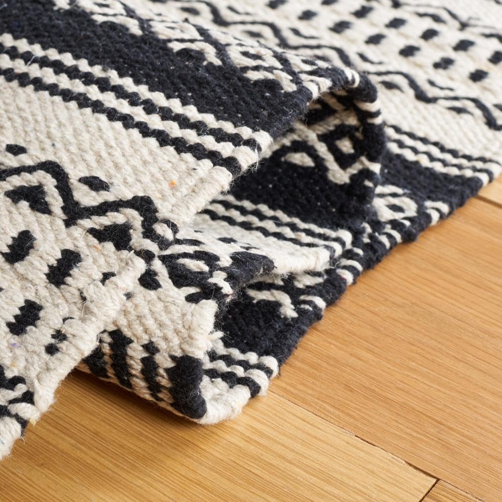 SAFAVIEH Montauk Collection Runner Rug - 9' Runner, Black & Ivory, Bohemian Design, Ideal for High Traffic Areas in Hallway, Bathroom & Kitchen (MTK728Z-29)