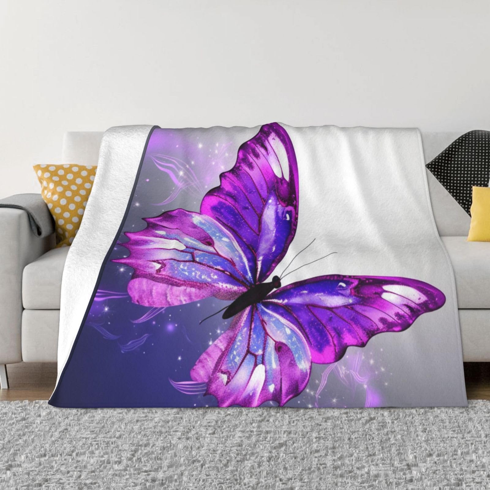 Plaid micro polaire papillon violet pour soirées cocooning sur le canapé du salon