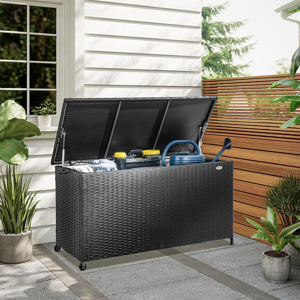 BAKAJI Baule Portaoggetti da Giardino in Polyrattan 420 Litri, Box da Esterno Impermeabile Resistente ai Raggi Uv, Cassapanca XXL con Ruote per Trasporto e Maniglia, 121 x 55 x 60 cm (Nero)