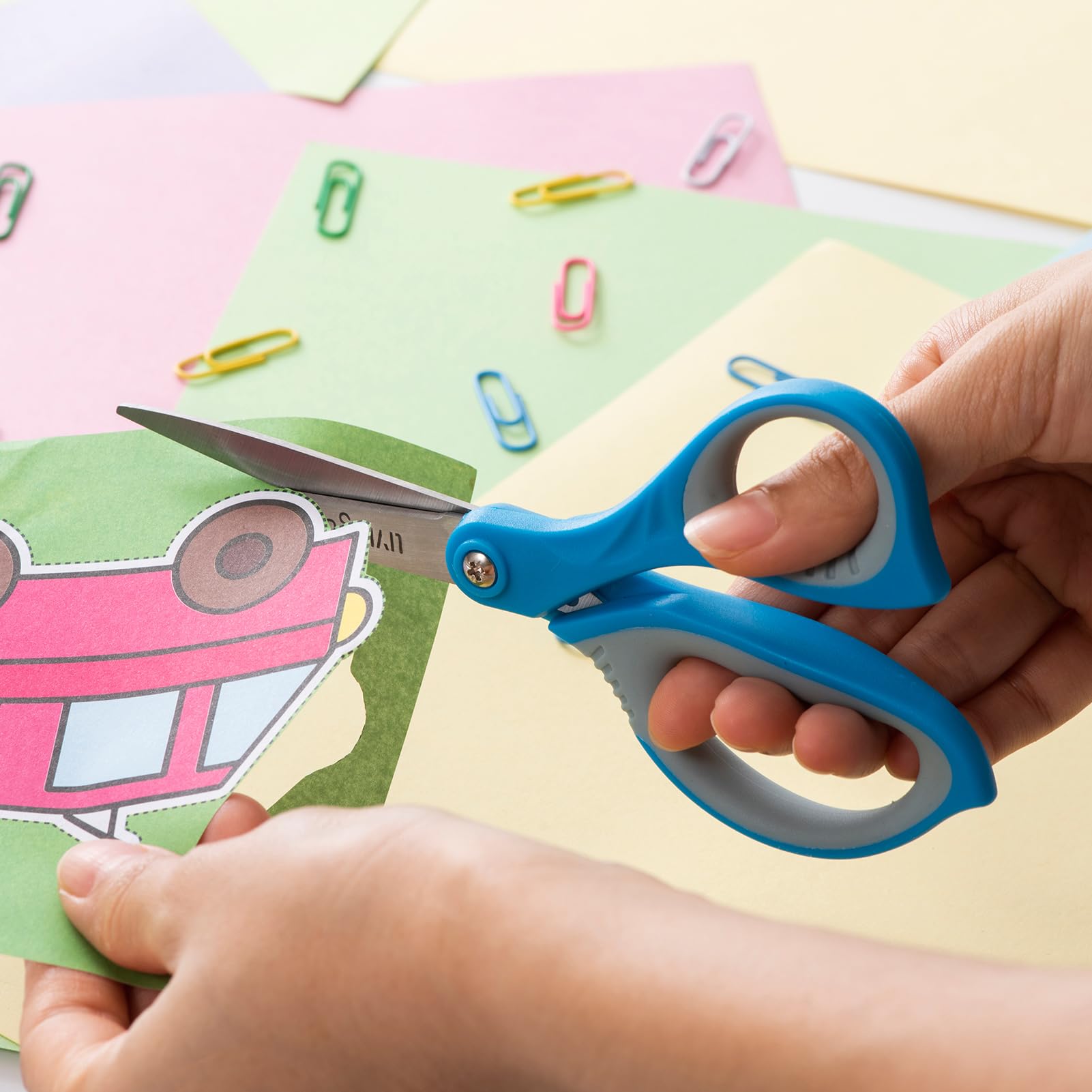LIVINGO Ciseaux scolaires – Lame aigüe et pointue Ciseaux polyvalents pour élèves, enseignants, projets de bricolage, écoles secondaires, collèges, bureaux, maison. Adaptés pour gauchers et droitiers.