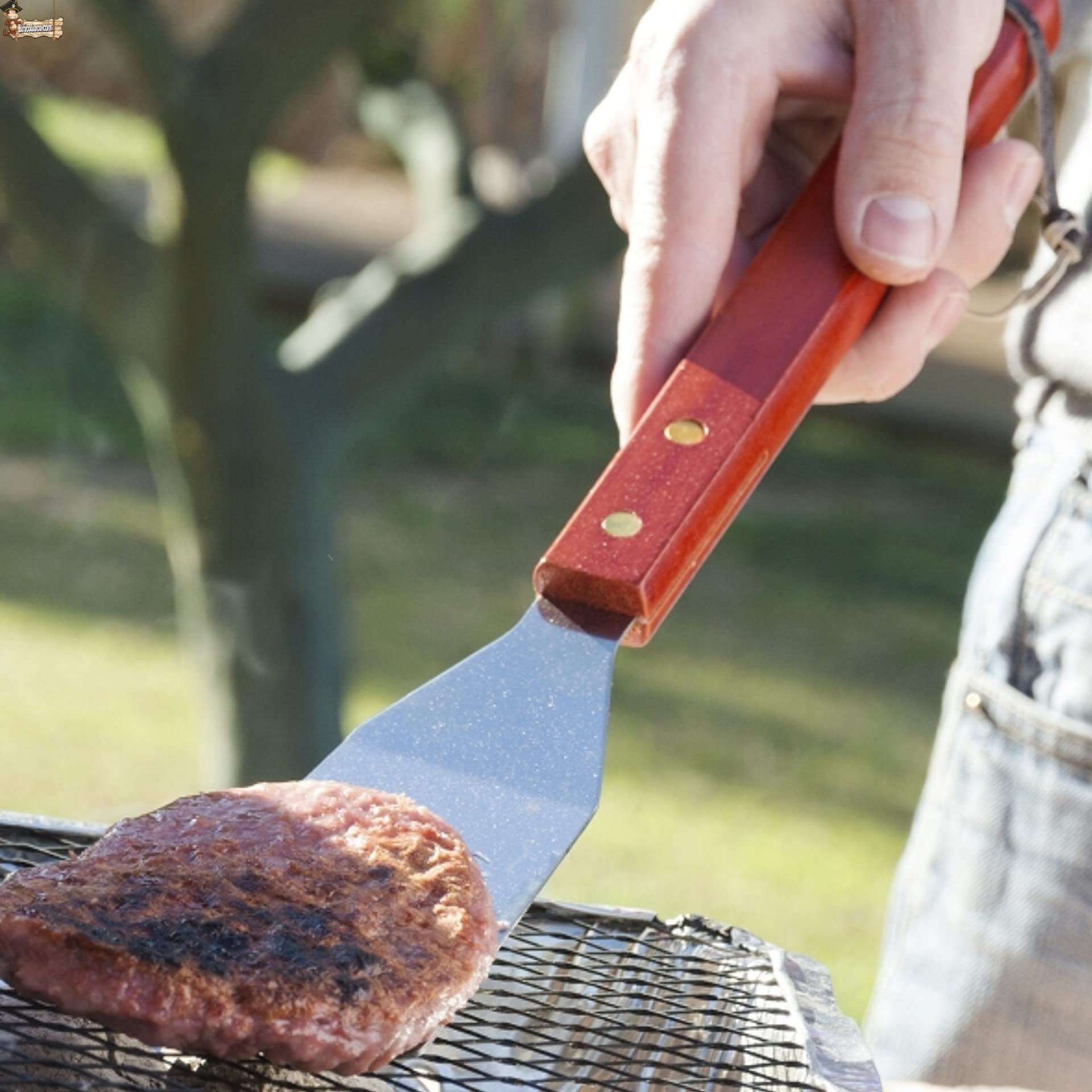 BricoLoco.com Kit Utensili Accessori Barbecue Set Barbecue in valigetta di 18 Utensili in Legno e Acciaio Inox Spazzola, Pinze, Forchetta, Coltello, Spiedino, Pennello e Spatola