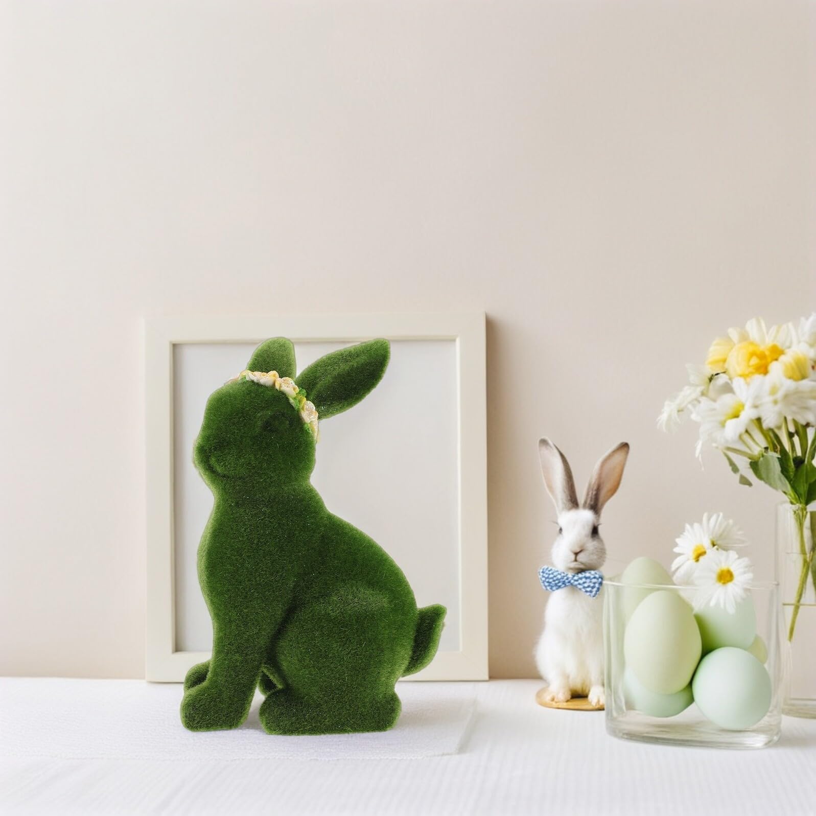 Statua da Giardino Coniglio Floccato Accovacciato per Esterni, Decorazione Pasquale Primaverile Coniglio Morbido, Centrotavola e Oggetto di Scena per Festa di Pasqua