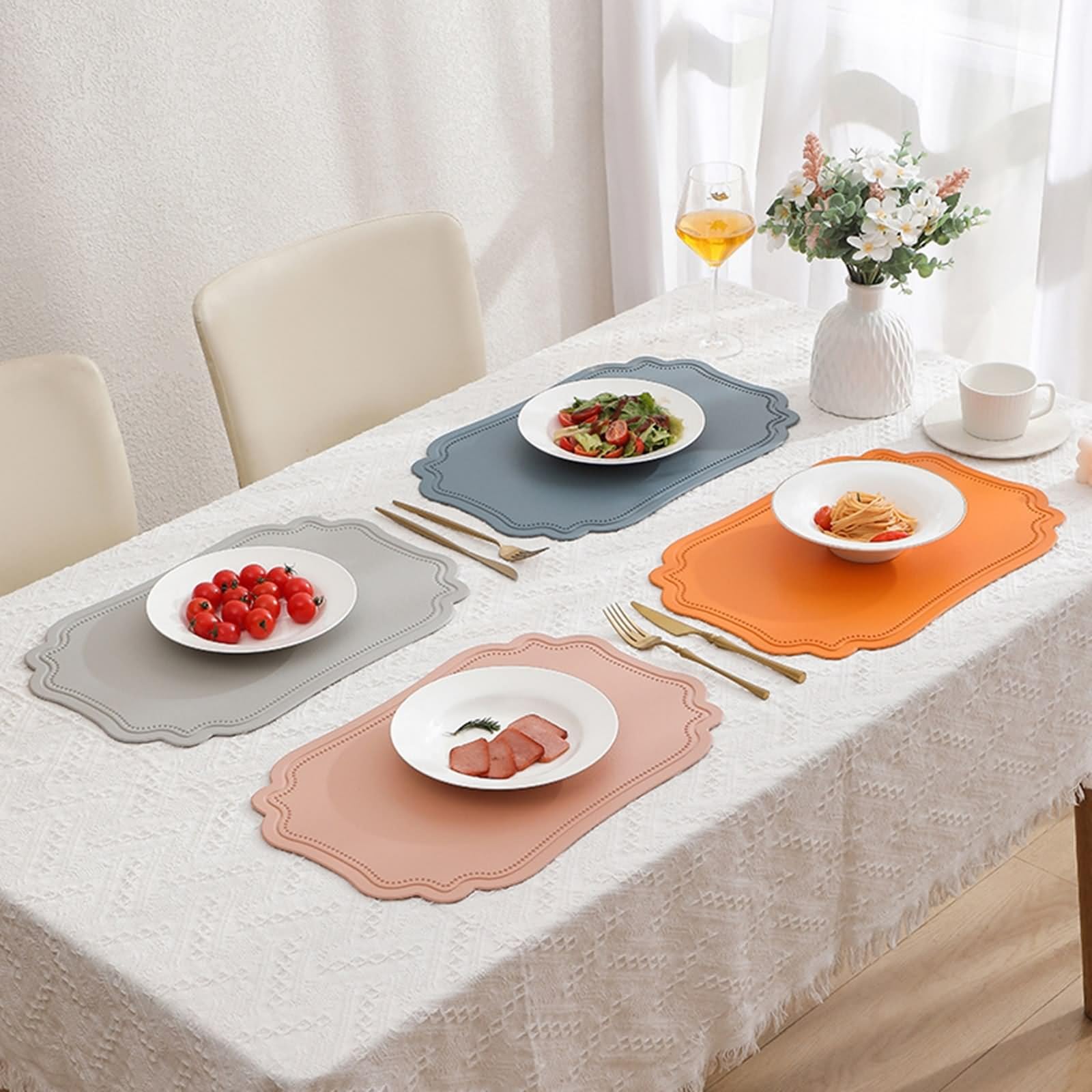 Set di 4 placemats trapuntato, 30 x 45 cm, sotto piatto rosa, tinta unita, irregolare in pelle PVC