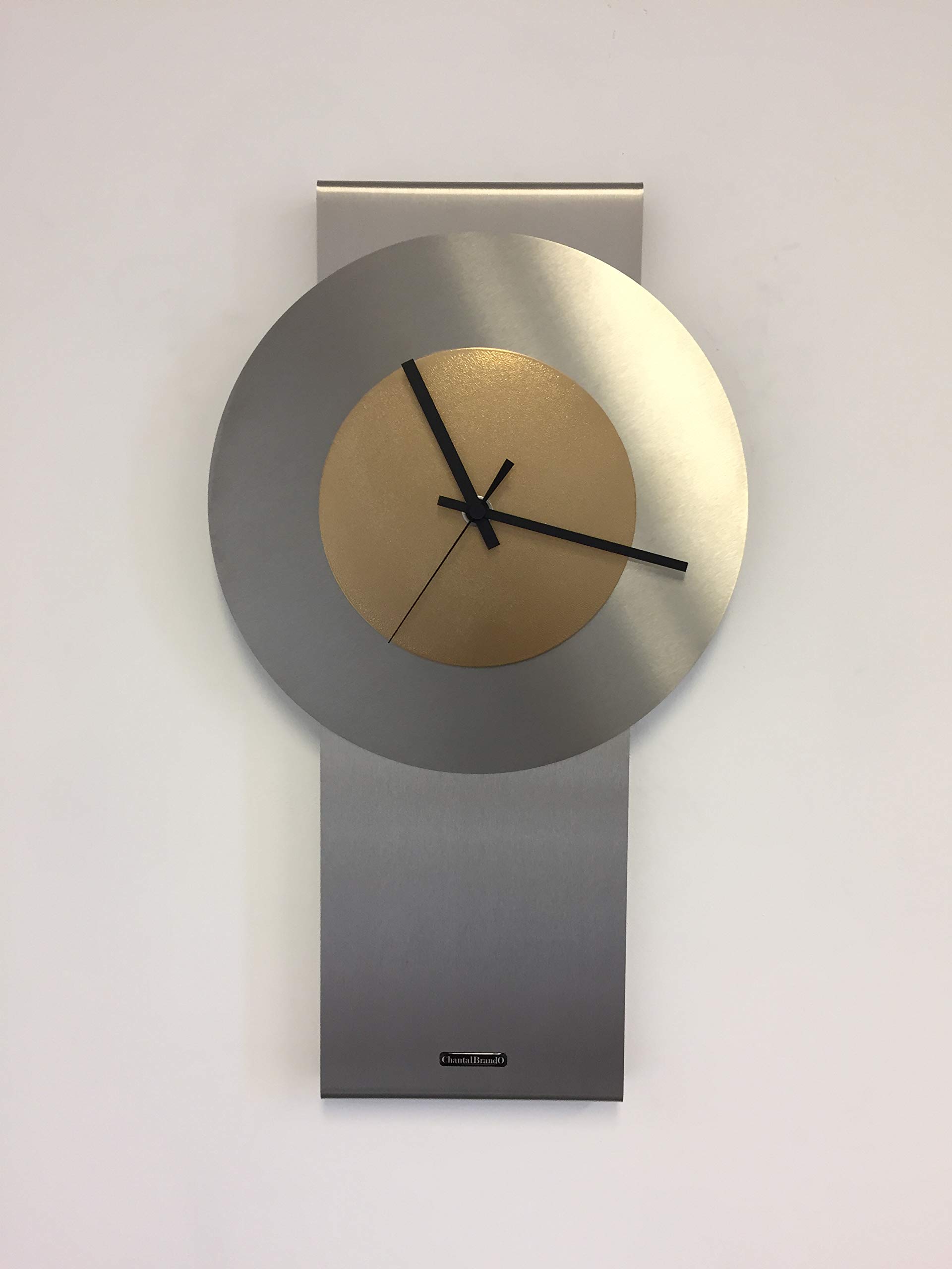 Horloge murale à balancier au design moderne et cercles dorés pour salon