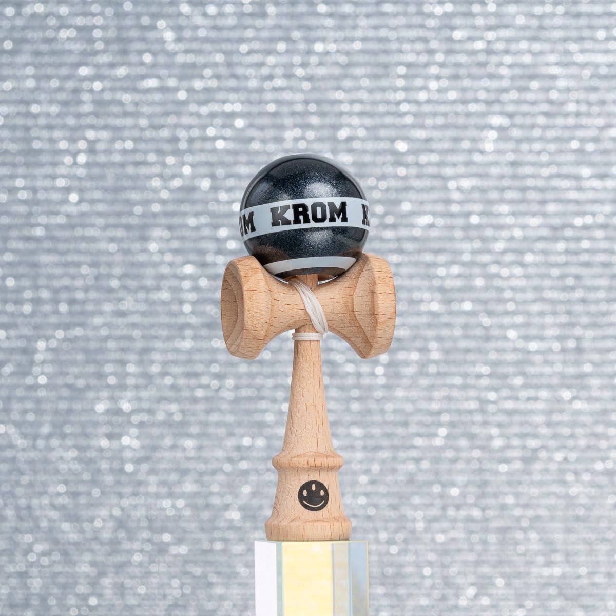 KROM Kendama MIKRO czarna – Mini Kendama z drewna bukowego – w pełni grywalna – format kieszonkowy – dla początkujących i profesjonalistów