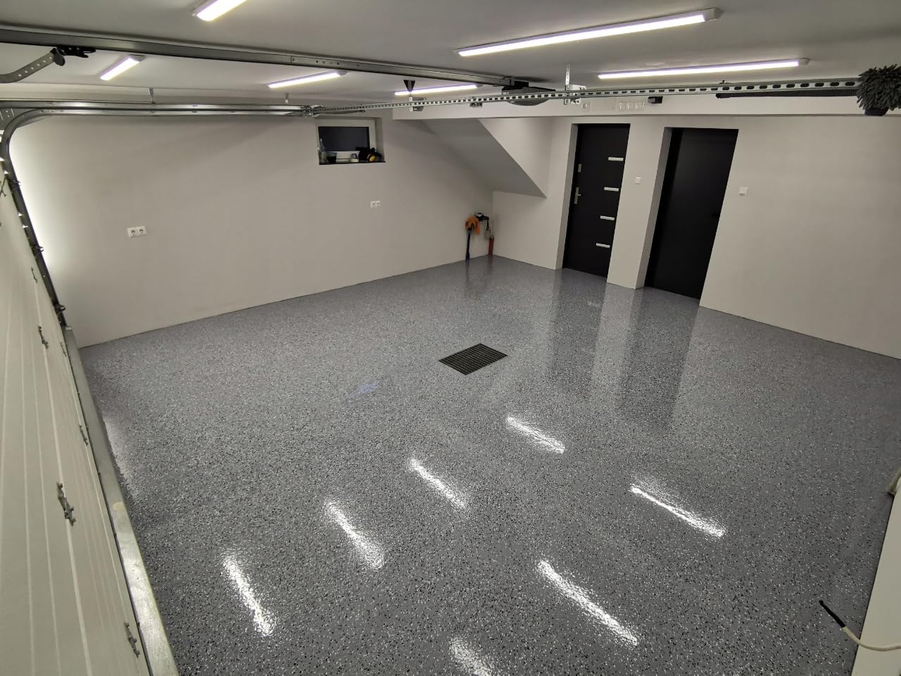 2K Epoxidharz Set für 38 m² mit Top Coat Versiegelung | RAL 7030 – Steingrau, 17,1 KG | Epoxidharzboden für Garage, Keller | Rutschfest, Chemikalienbeständig | SwissTech