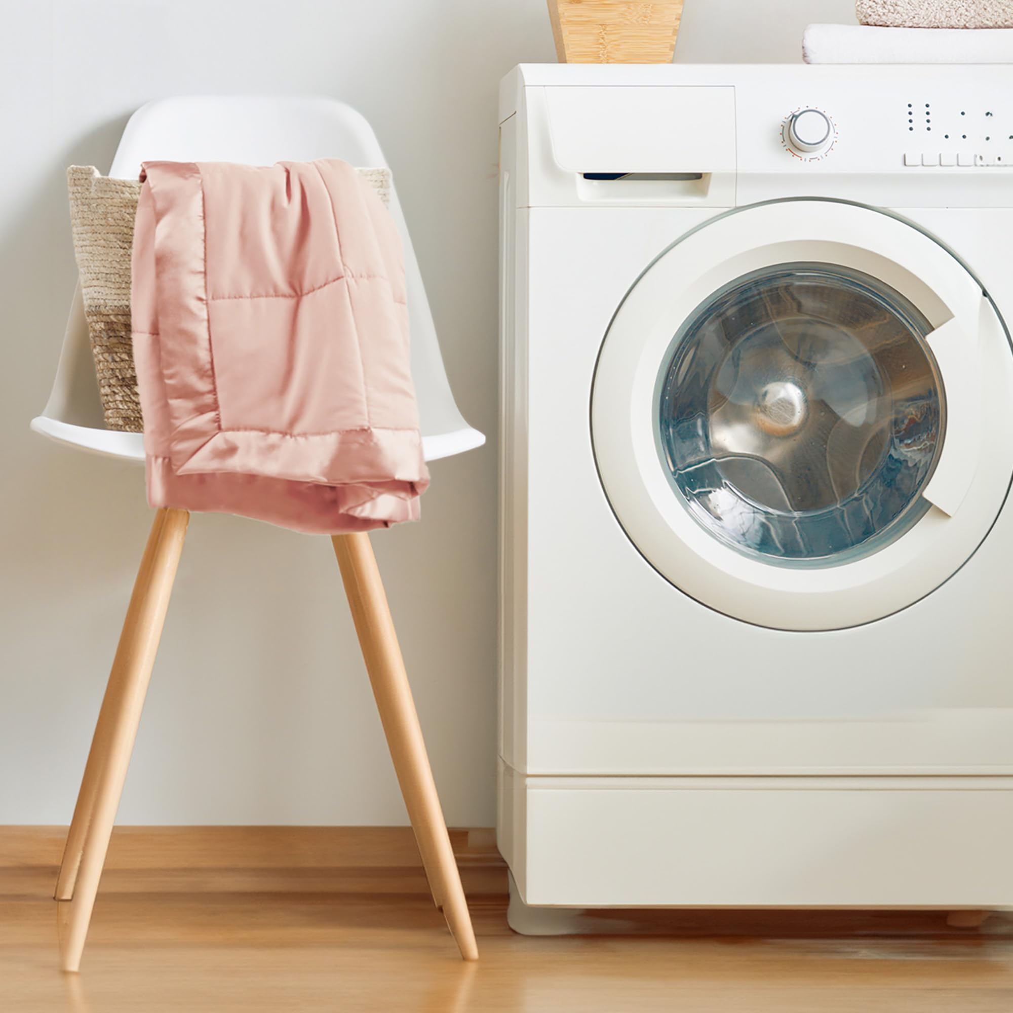 Madison Park Windom Down Alternatywny koc premium 3M Scotchgard odprowadzający wilgoć, lekki i miękki pokrowiec na łóżko na każdą porę roku, satynowe wykończenie, Blush Twin