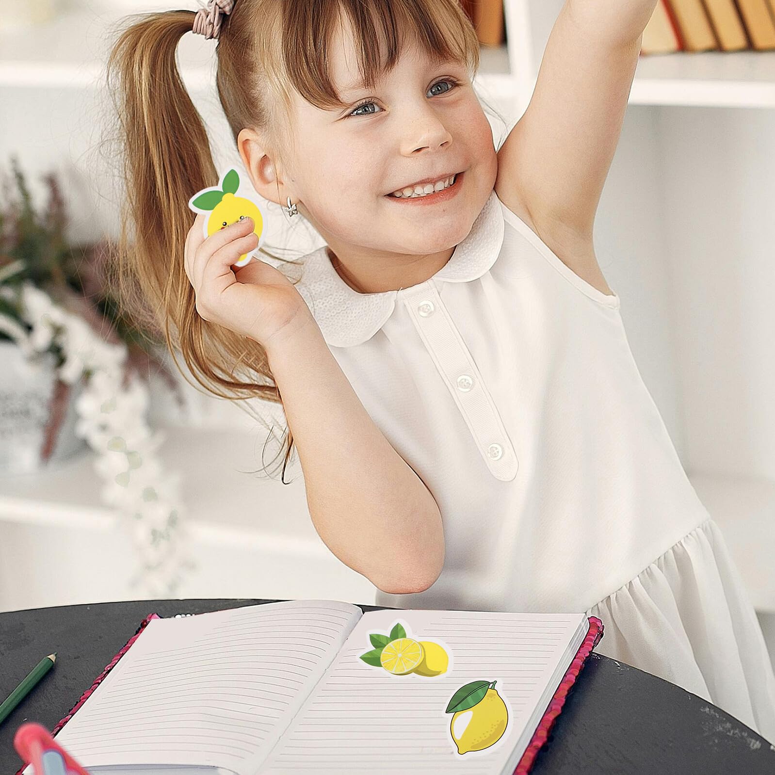 50 Pegatinas Adhesivas de Dibujos Animados de Limón Amarillo Diseño Adorable para Maletas y Manualidades, Variedad de Patrones Decorativos
