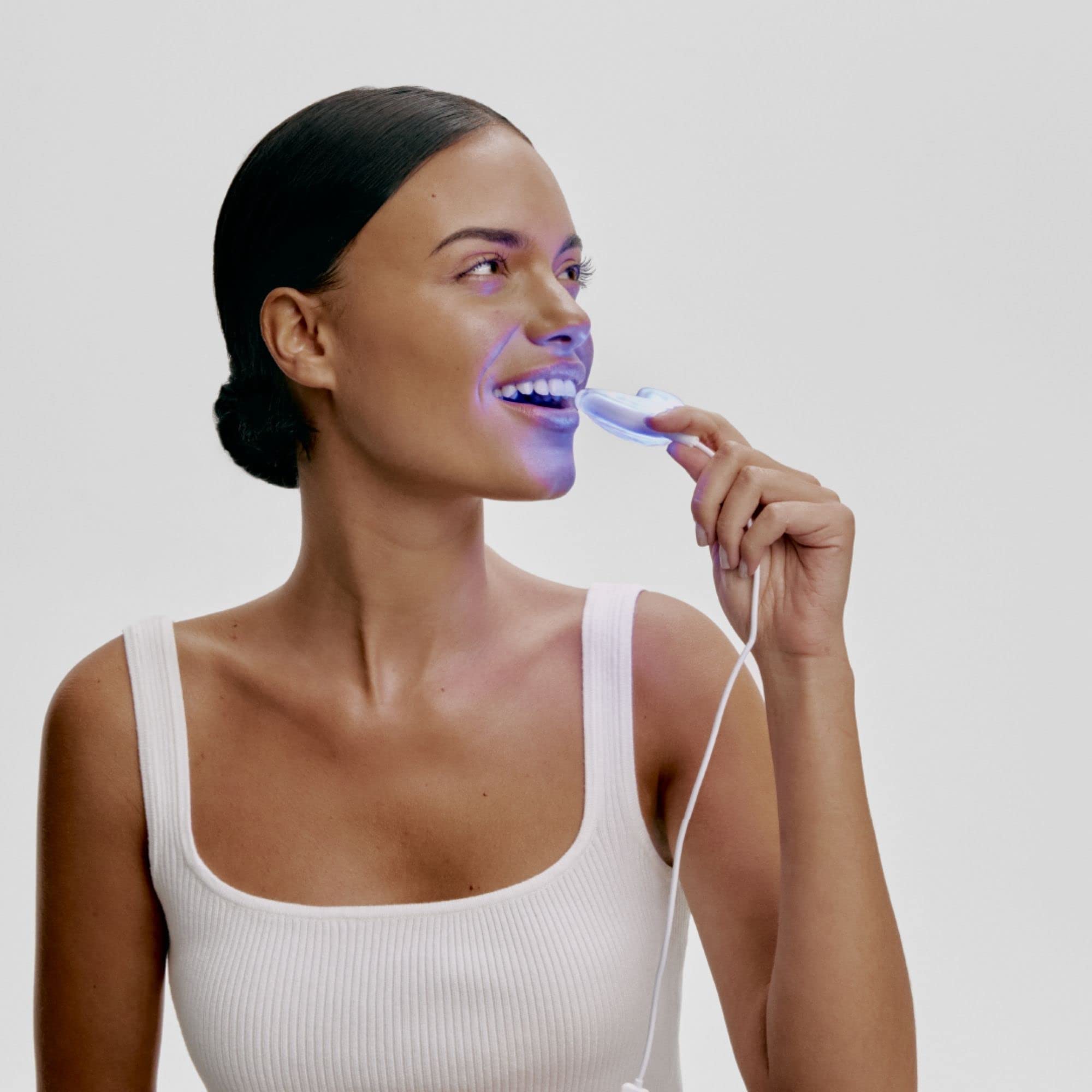 UNICSKIN - Teeth Whitening Kit - Unicled White Smile - Inklusive 2 Gelspritzen - Verbessert die Zahnfarbe um 5 bis 8 Nuancen - Ideal für Zuhause und Unterwegs
