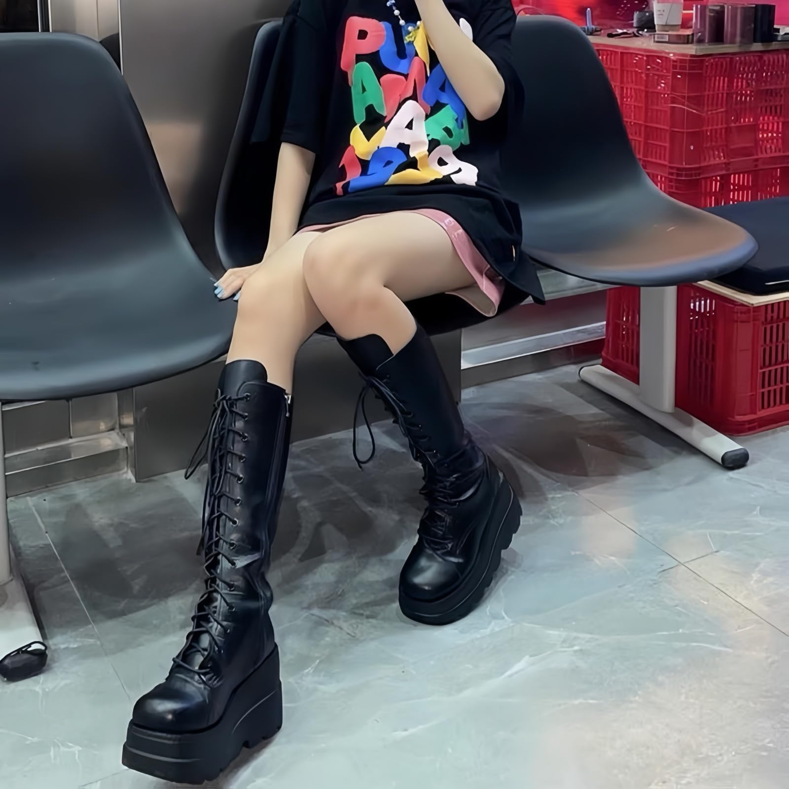 Stivali da ginocchio con piattaforma a cuneo alto con tacco piattaforma grosso Lace Up & Zipper Punk Goth Stivali da combattimento di vitello medio Stivali da moto con fibbie in metallo