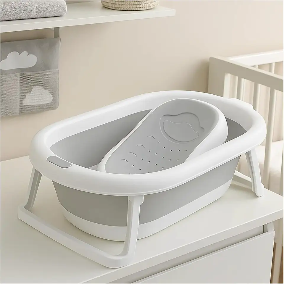 PIPDIP Kit Banheira Dobrável para Bebê, Modelo 2 em 1, Com Encosto, Capacidade de até 44 Litros, Portátil, Plástico e Borracha, Branco e Cinza.