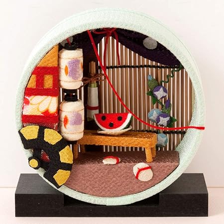 Amazon 京都夢み屋京の町家歳時記7月祗園祭 格子戸 Im 7 季節のちりめん置き飾り卓上専用スタンド付きseasonal Decoration Of Crepe Fabric 民芸品 おもちゃ