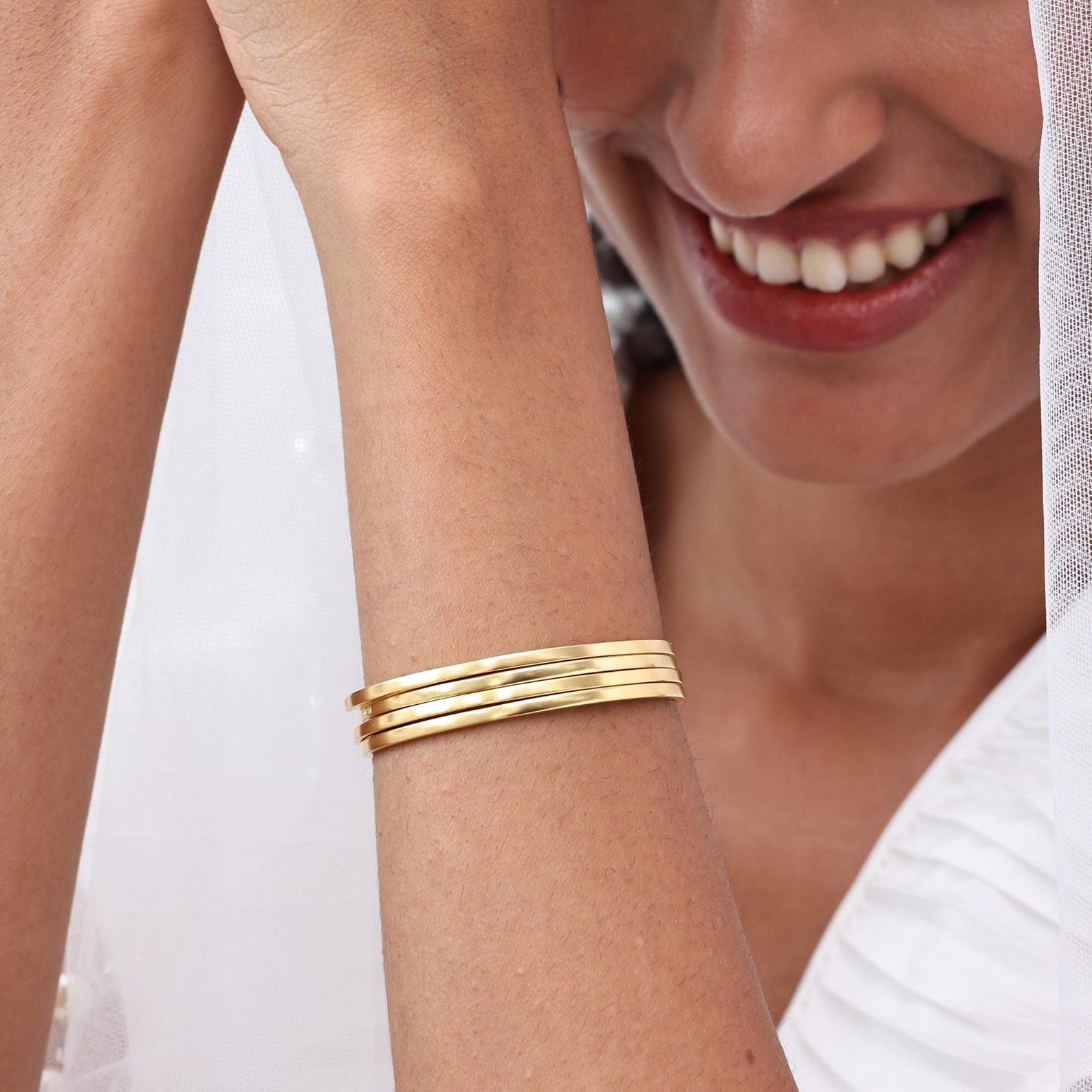 Pulsera de esposa grabada plata de ley 925 Mensaje personalizado delicado apilable brazalete novia novio hecho a mano