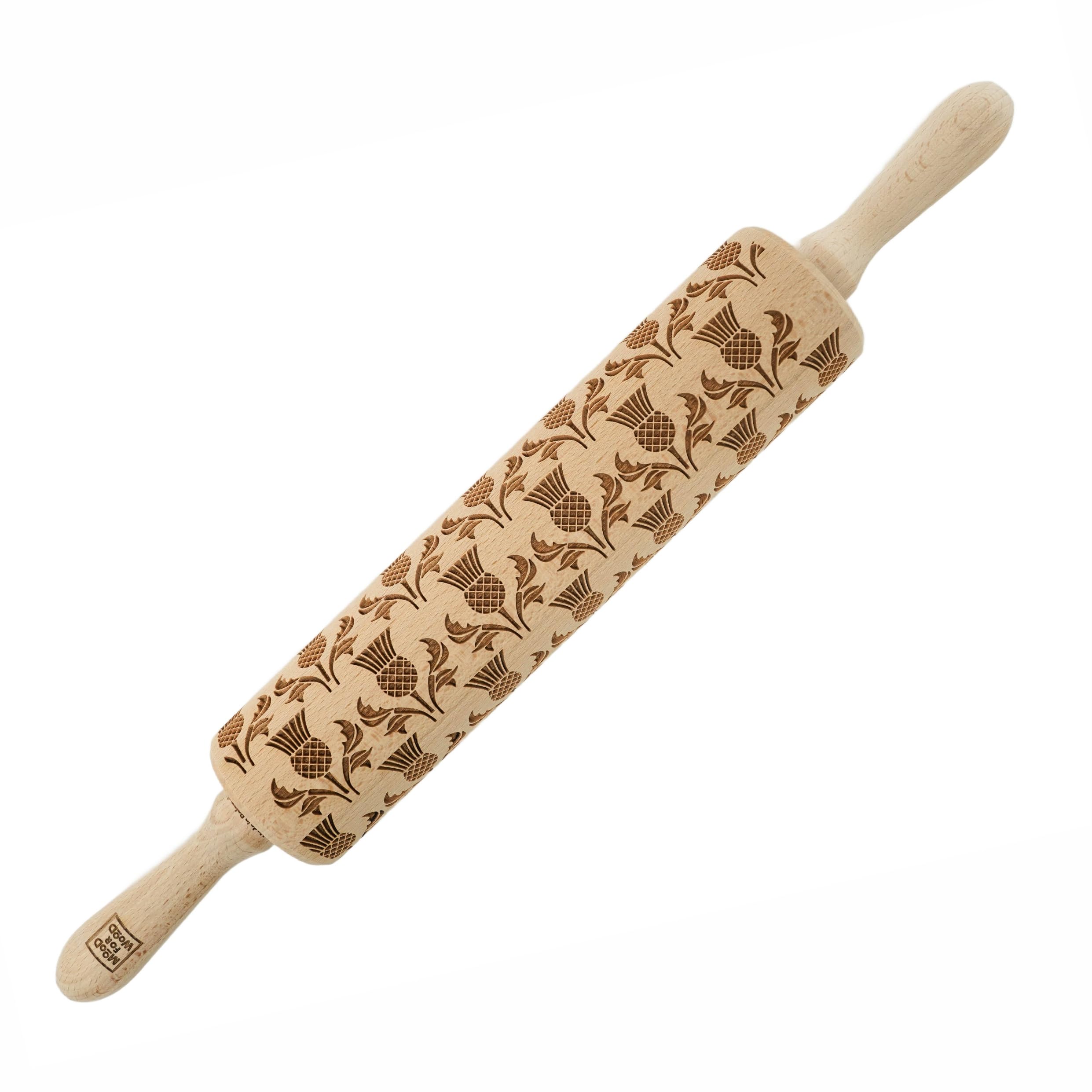 Teigroller aus Holz, Gravierte Holzrolle mit Wunschname auf Griff, Roller mit Muster für Teig, Kuchen & Backwaren, Nudelholz für Müheloses Ausrollen, Ø 6 cm x 43 cm, Schottische Distel